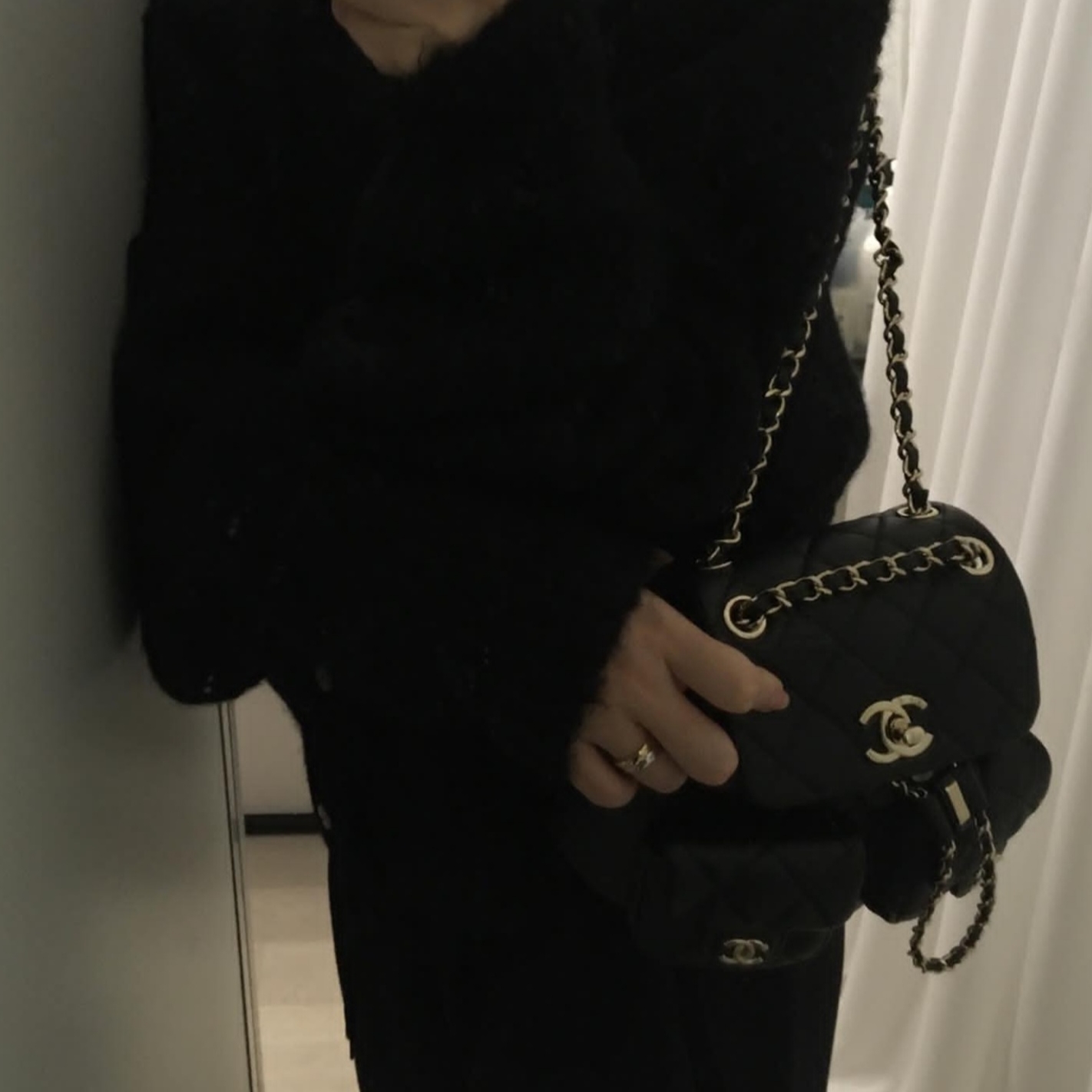 Chanel Small Backpack Calfskin & Gold Black 착용 스타일