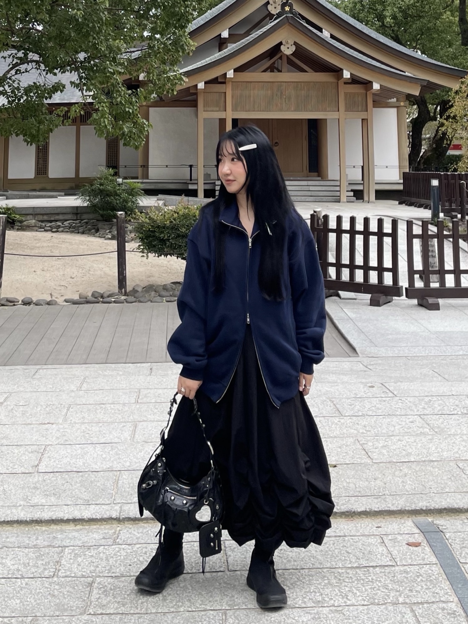 Salomon x Comme des Garcons XA-Alpine 2 Black, Balenciaga Le Cagole Small Shoulder Bag Black 착용 스타일 - 1