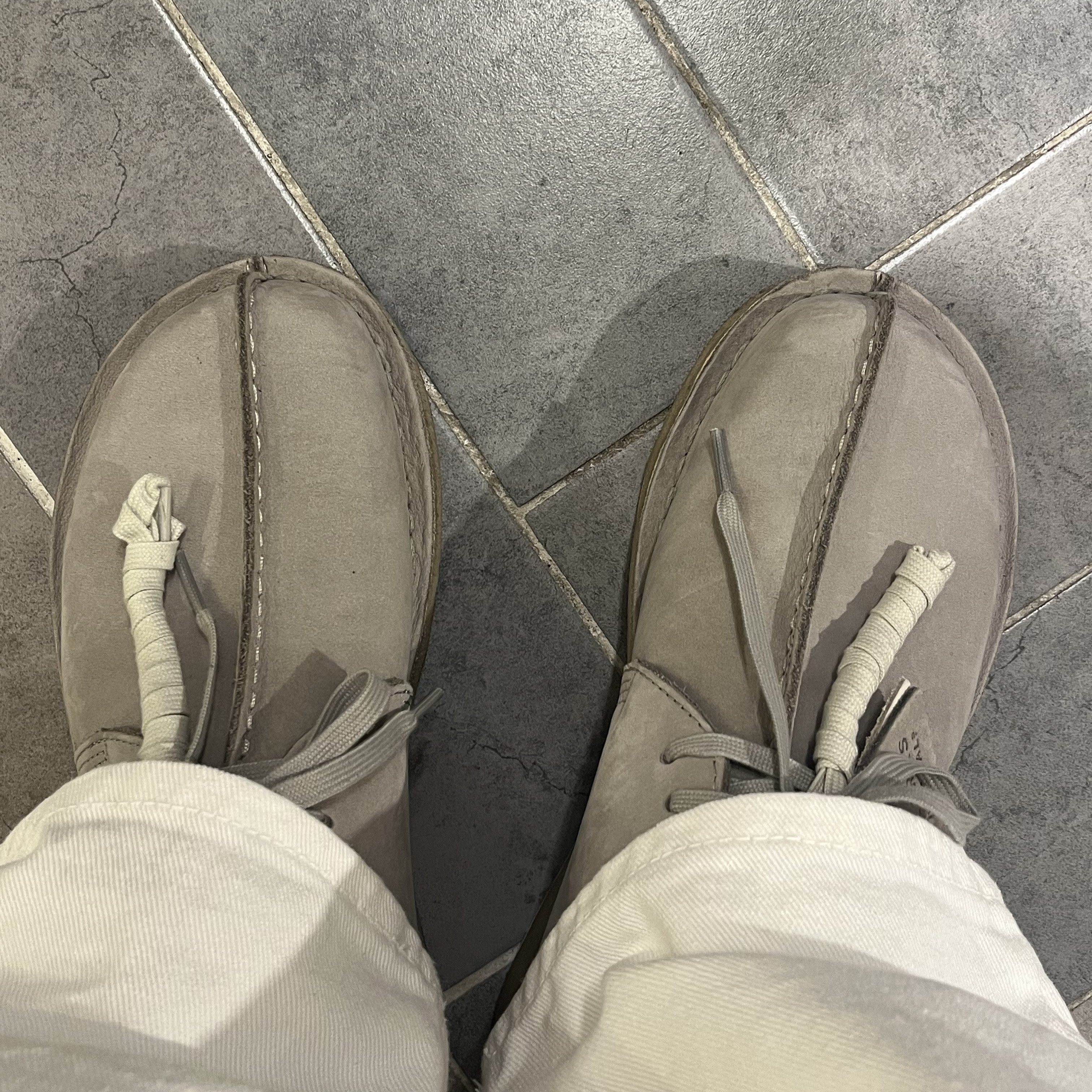Clarks Desert Trek Taupe Nubuck 착용 스타일 - 1