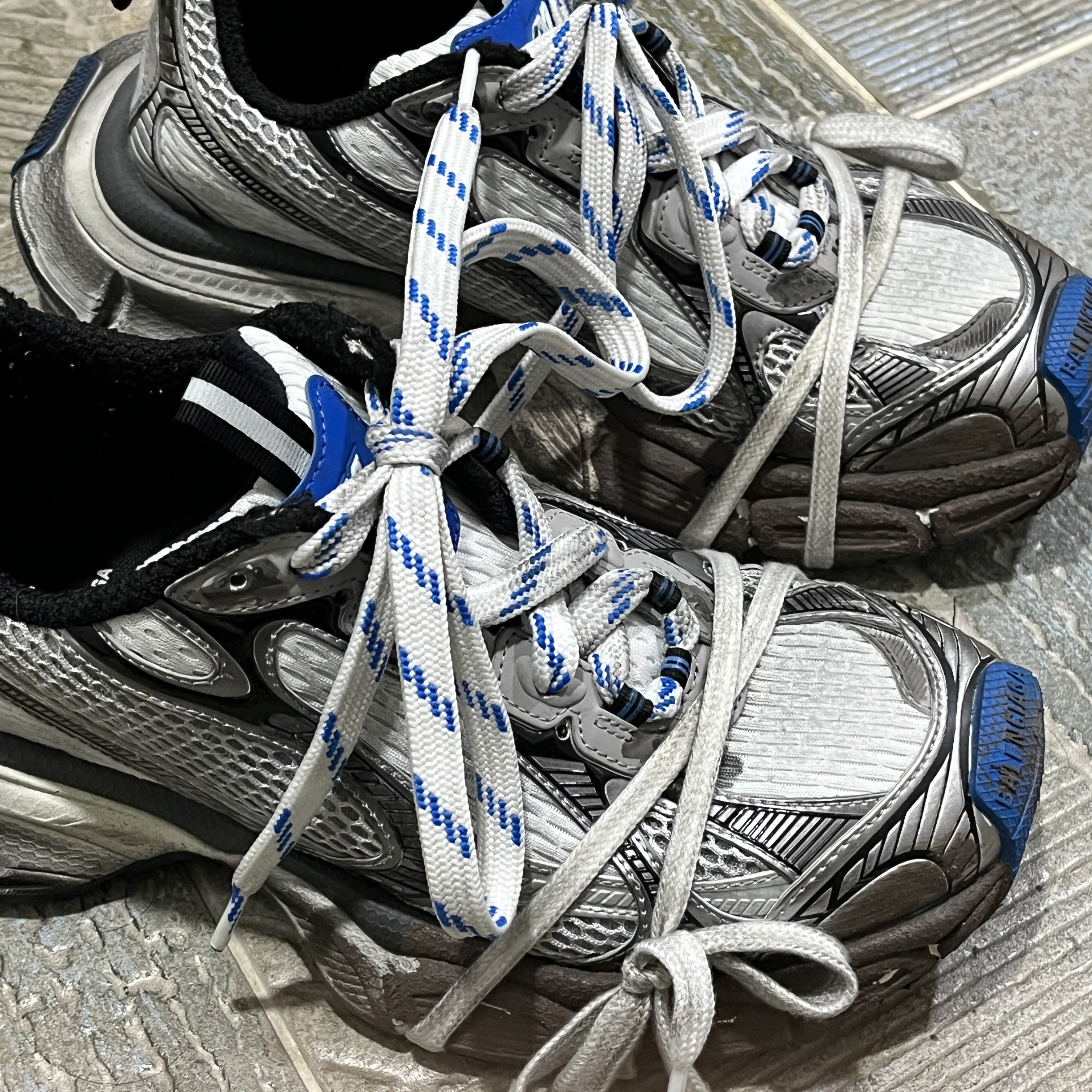 Balenciaga 3XL Sneakers Worn Out Grey White Blue 착용 스타일