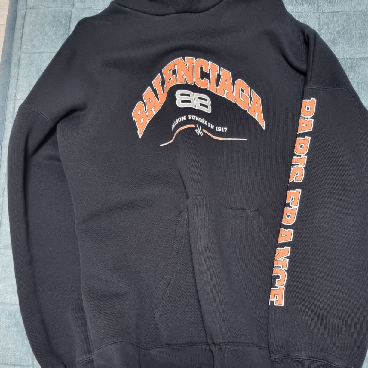 Balenciaga Maison Wide Fit Hoodie Black 착용 스타일