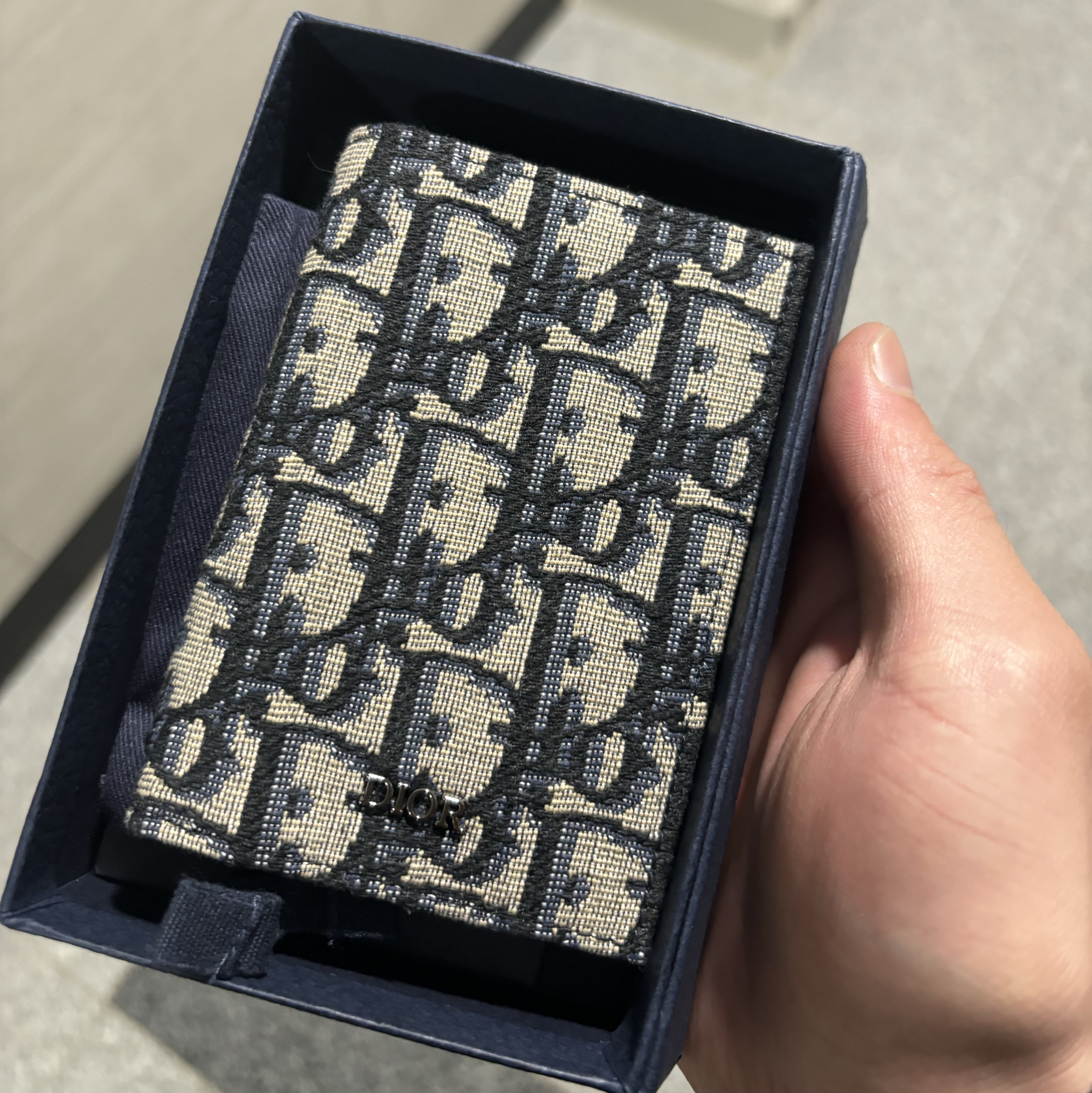 Dior Bi-Fold Card Holder Beige & Black Dior Oblique Jacquard 착용 스타일