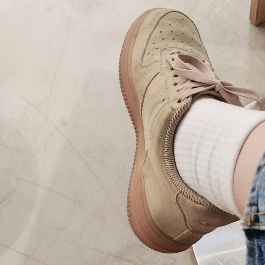 Nike Air Force 1 '07 LV8 Suede Mushroom 착용 스타일