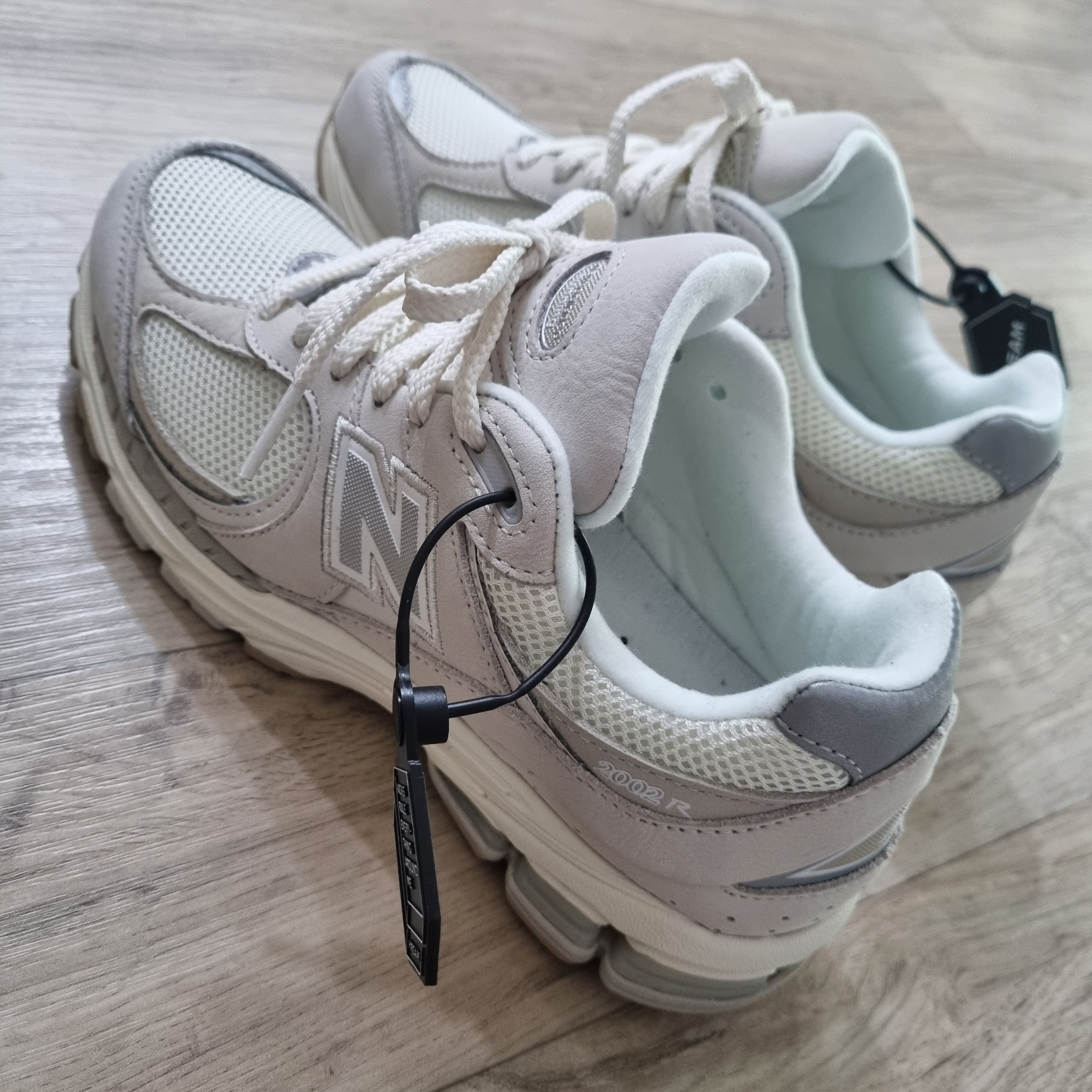 New Balance 2002R White Ivory 착용 스타일 - 3