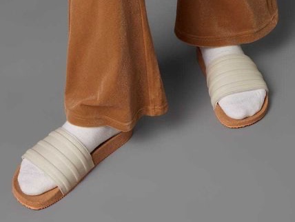 Adidas Adilette Premium Slide Aluminium 착용 스타일