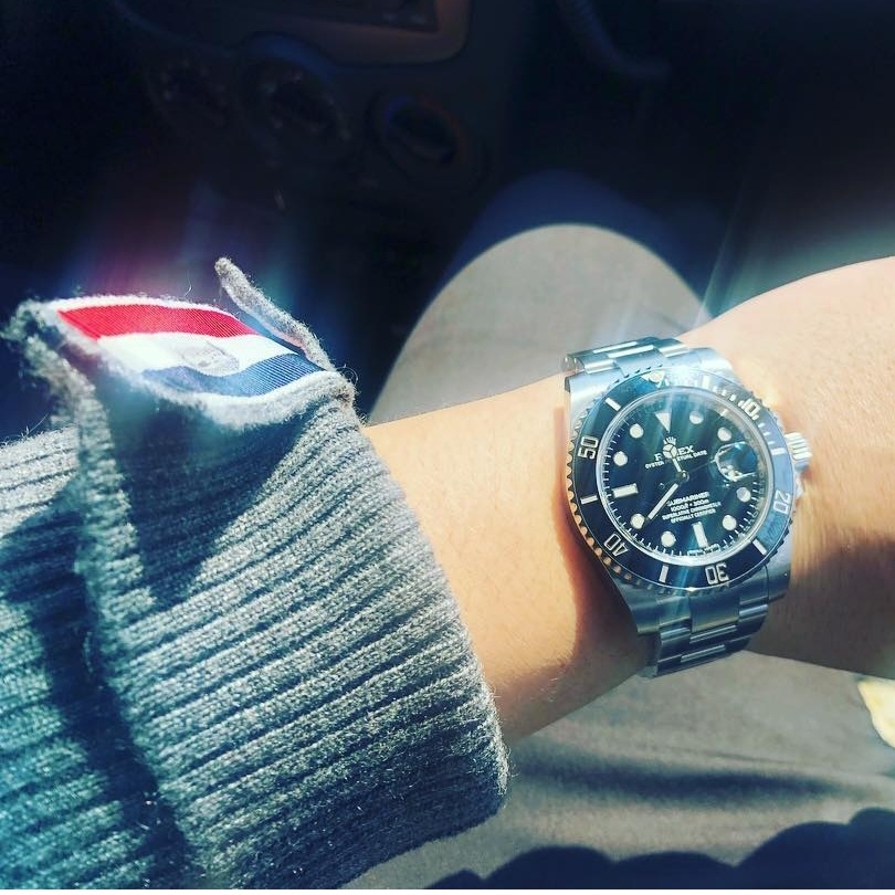 Rolex Submariner Date 41mm 126610LN Black Oyster, Thom Browne Cashmere 4-Bar Short V-Neck Cardigan Medium Grey 착용 스타일