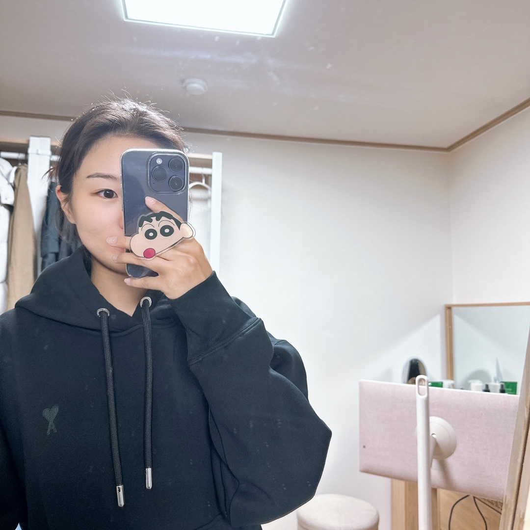 AMI de Coeur Hoodie Black 착용 스타일 - 1