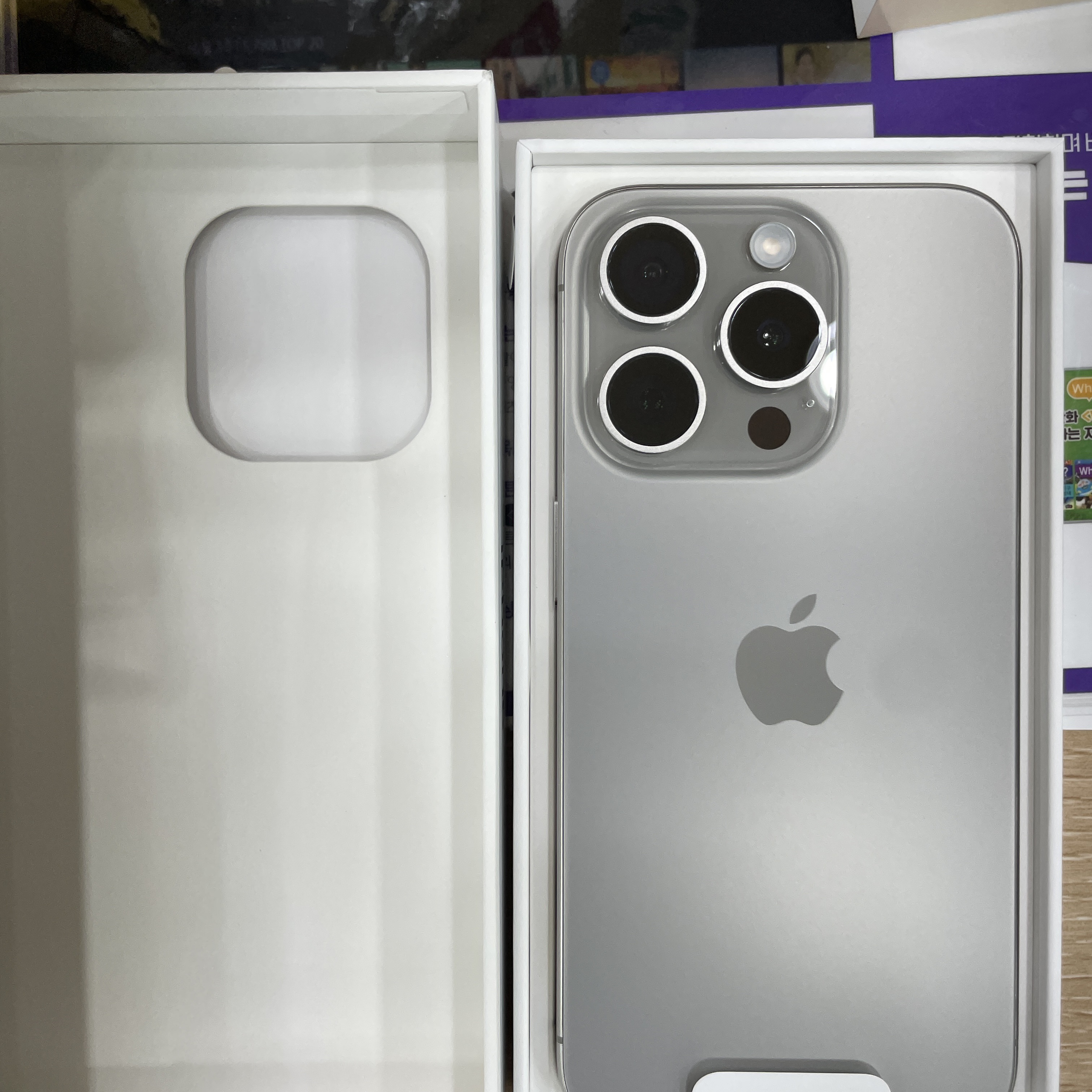 Apple iPhone 15 Pro 256GB Natural Titanium (Korean Ver.) 착용 스타일 - 2