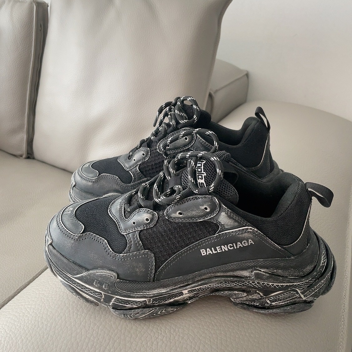 Balenciaga Triple S Sneakers Faded Black 착용 스타일 - 1