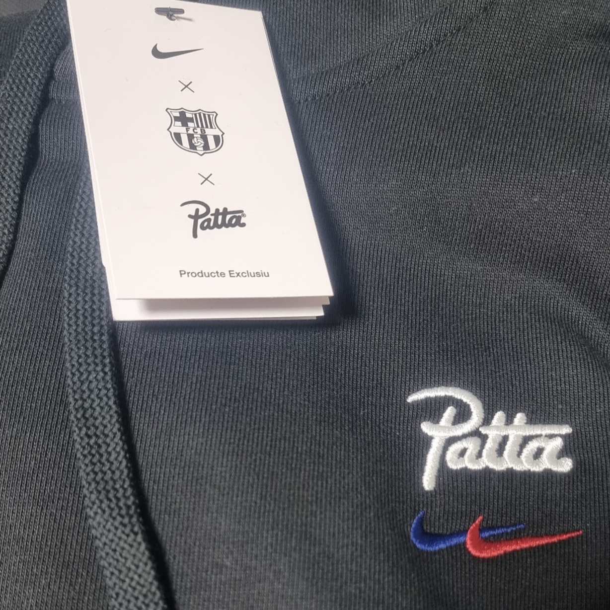 Nike x Patta x FC Barcelona Solo Swoosh Hoodie Culers del Món (FD4147-010) 착용 스타일