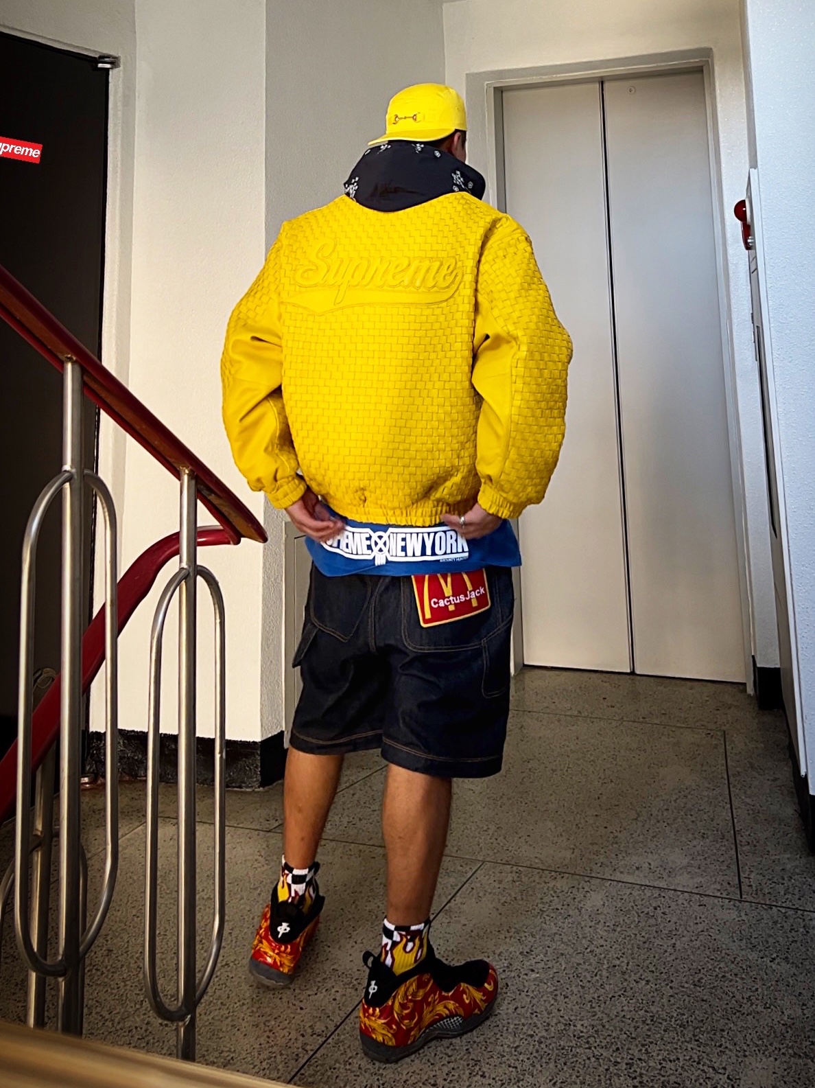 Supreme Woven Leather Varsity Jacket Yellow - 23FW, Supreme x Bounty Hunter Skulls T-Shirt Royal - 23FW 착용 스타일