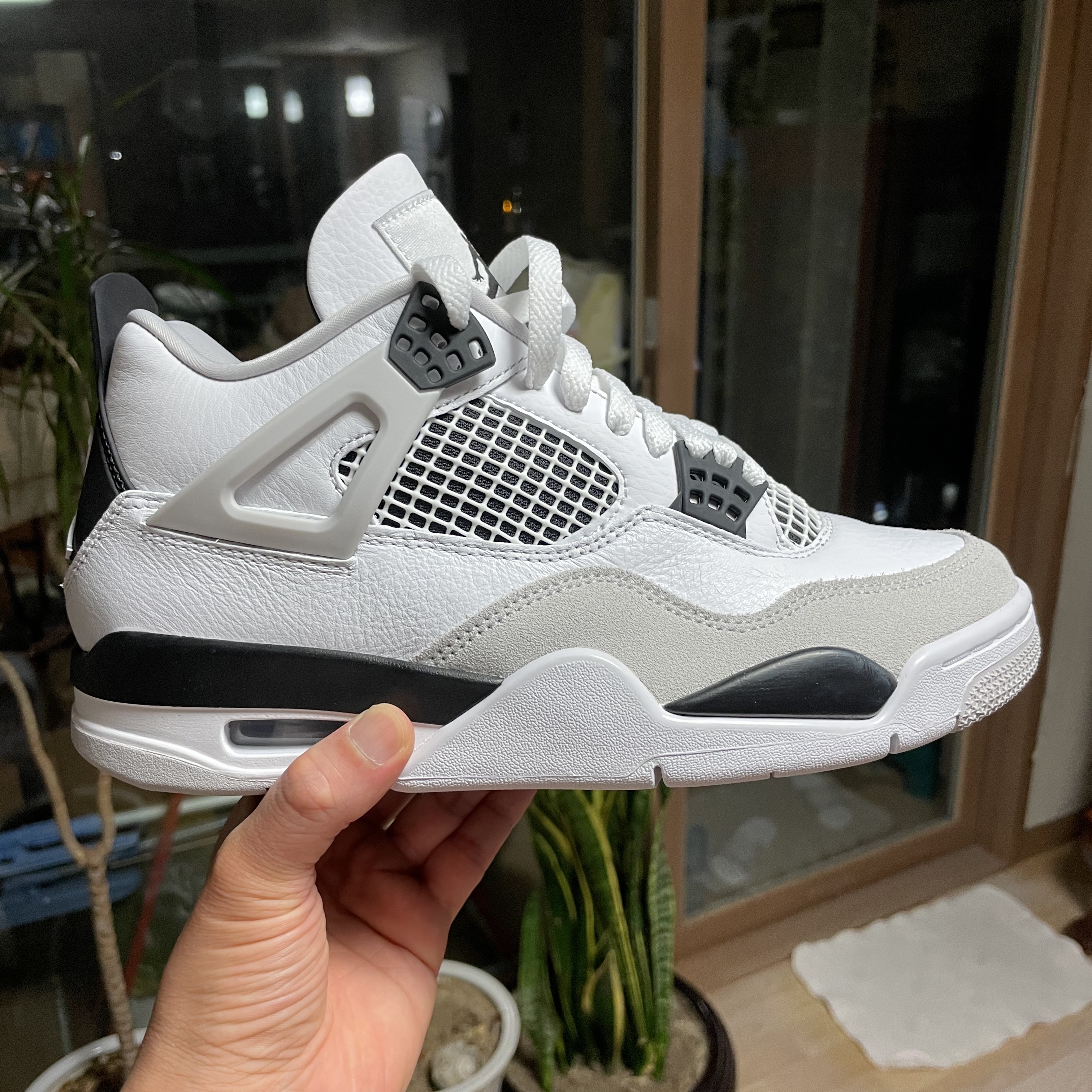 Jordan 4 Retro White and Black 착용 스타일