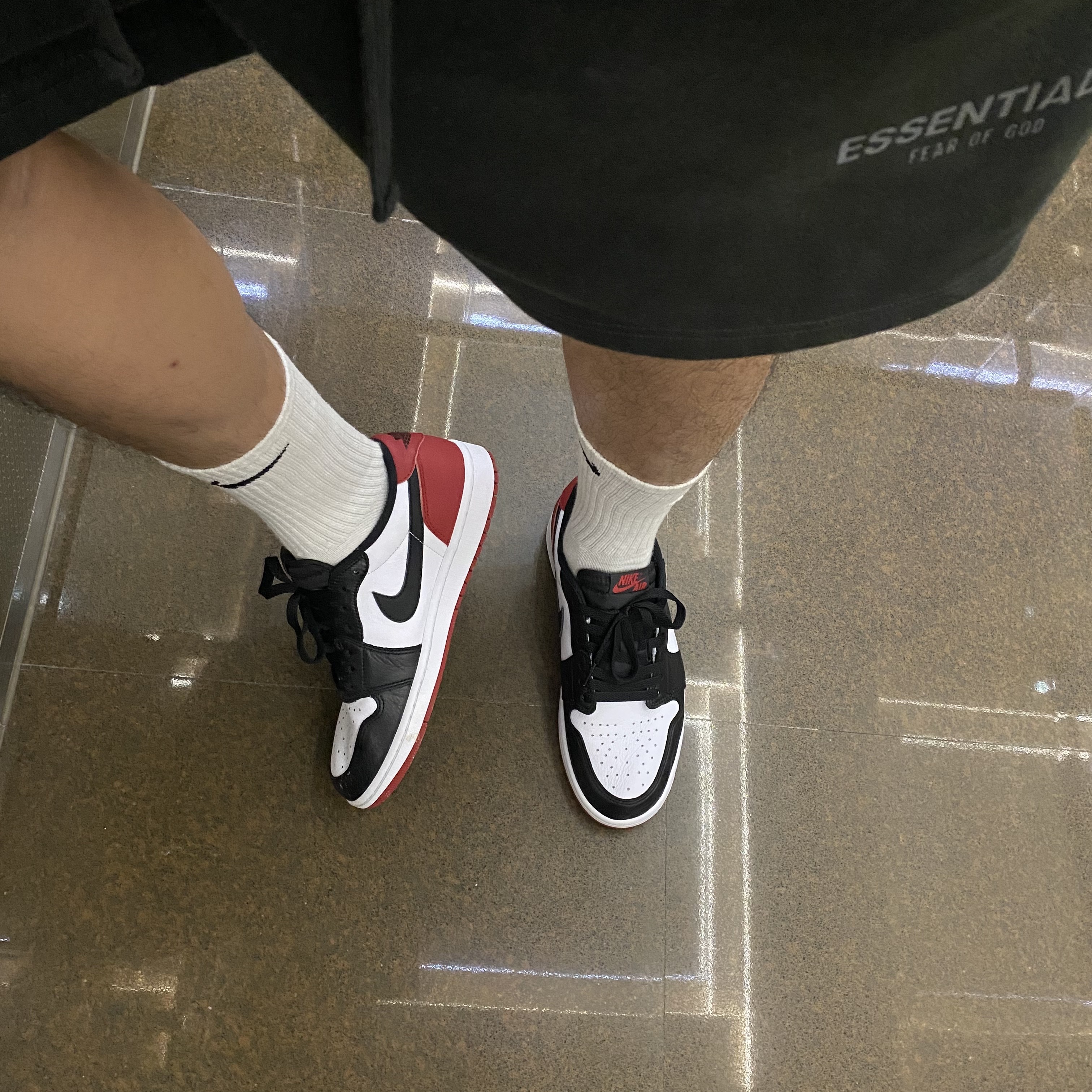 Jordan 1 Retro Low OG Black Toe, Essentials The Core Collection Sweatshorts Heather Oatmeal 착용 스타일 - 2