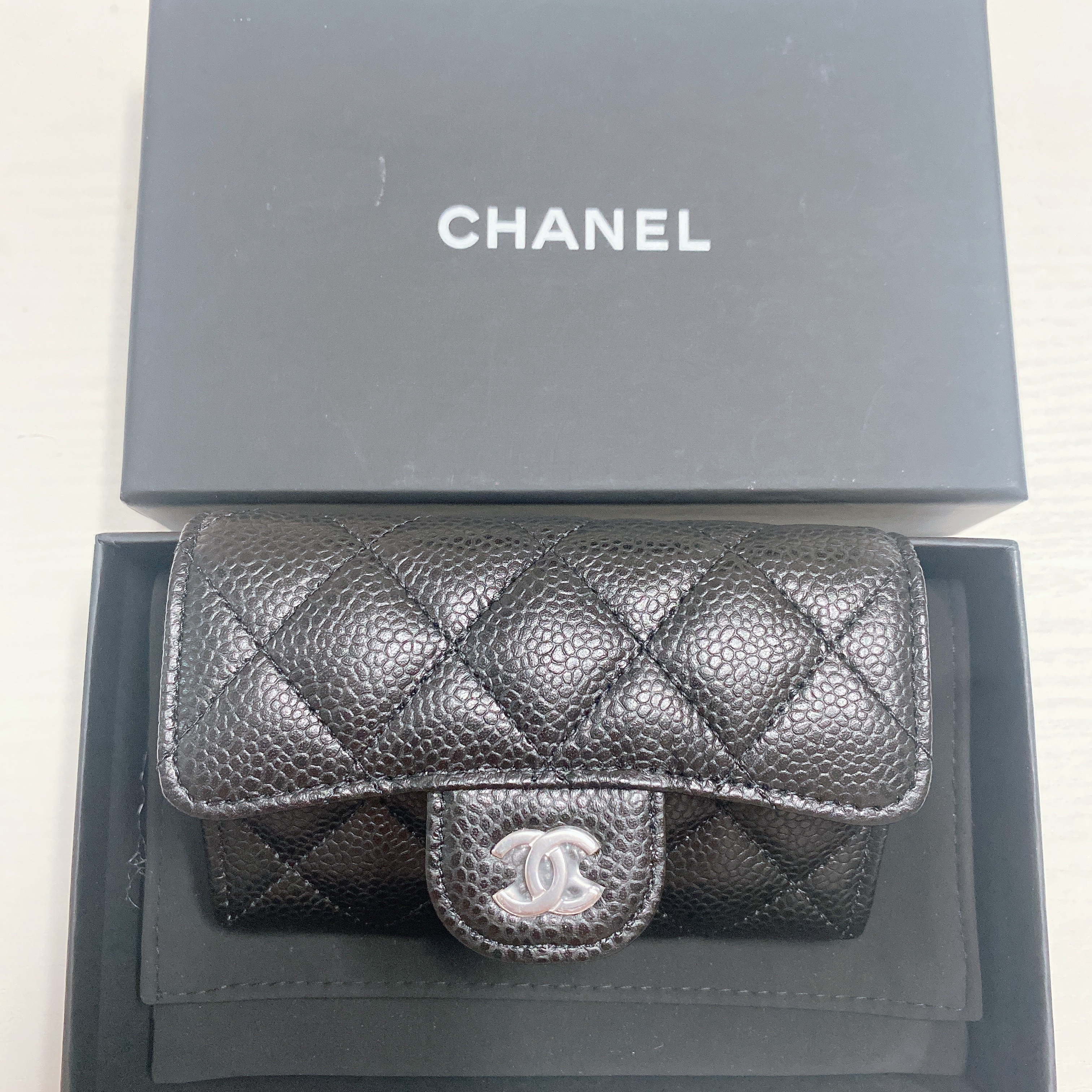 Chanel Classic Card Holder Grained Calfskin & Silver Black 착용 스타일 - 1