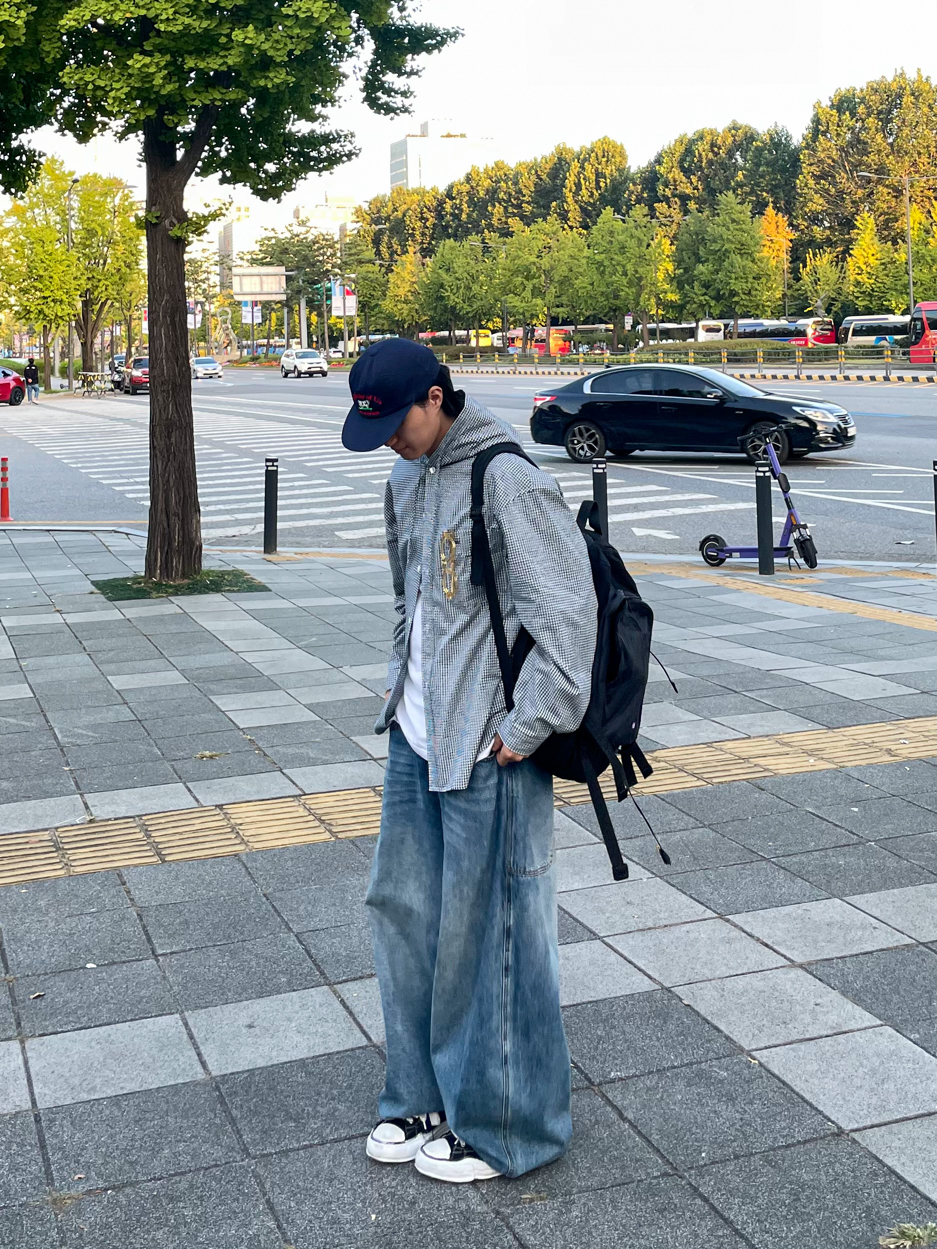 Telfar Baggy Jean Blue, Maison Mihara Yasuhiro Peterson OG Sole Canvas Low Sneakers Black 착용 스타일 - 3