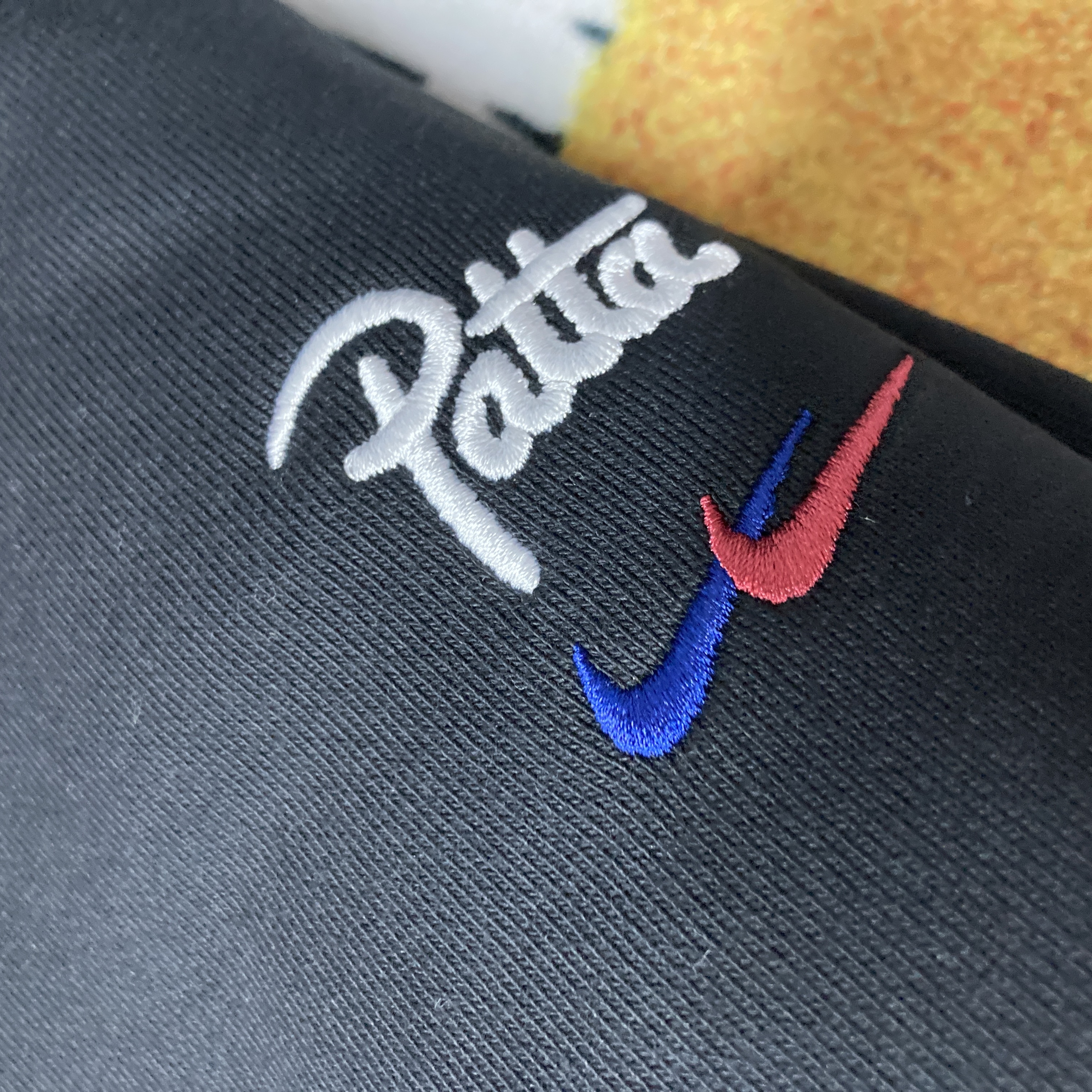 Nike x Patta x FC Barcelona Solo Swoosh Hoodie Culers del Món (FD4147-010) 착용 스타일 - 2