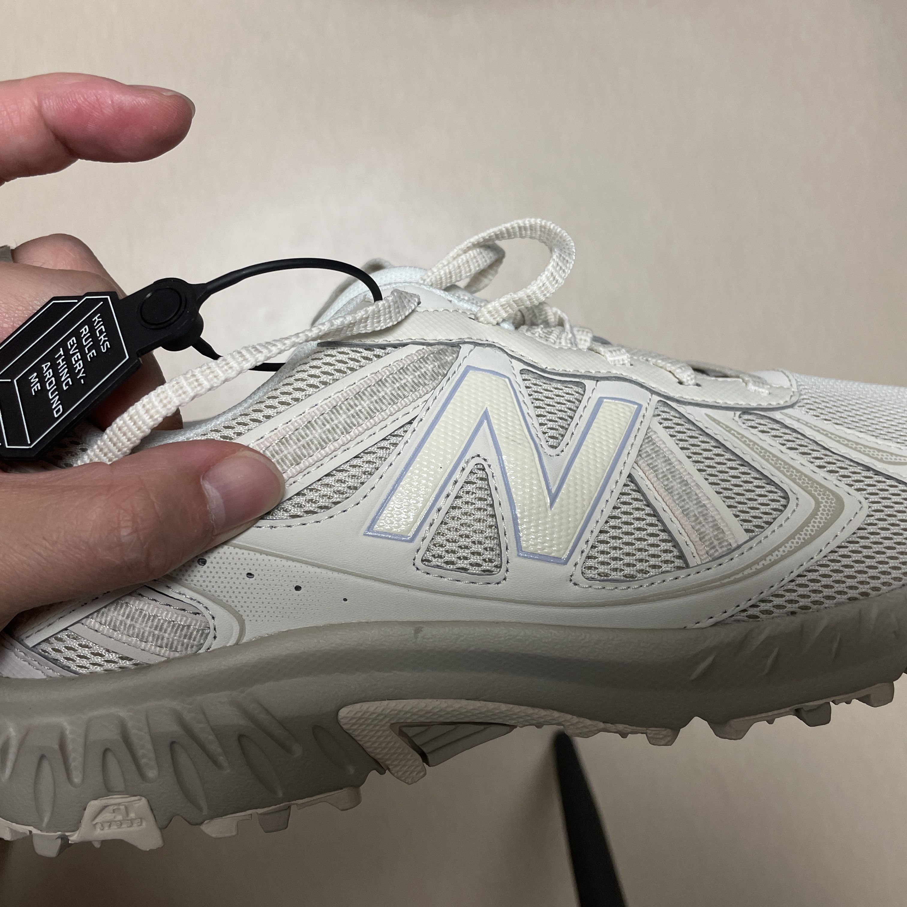 New Balance 410v5 Trail Beige - 2E Wide 착용 스타일