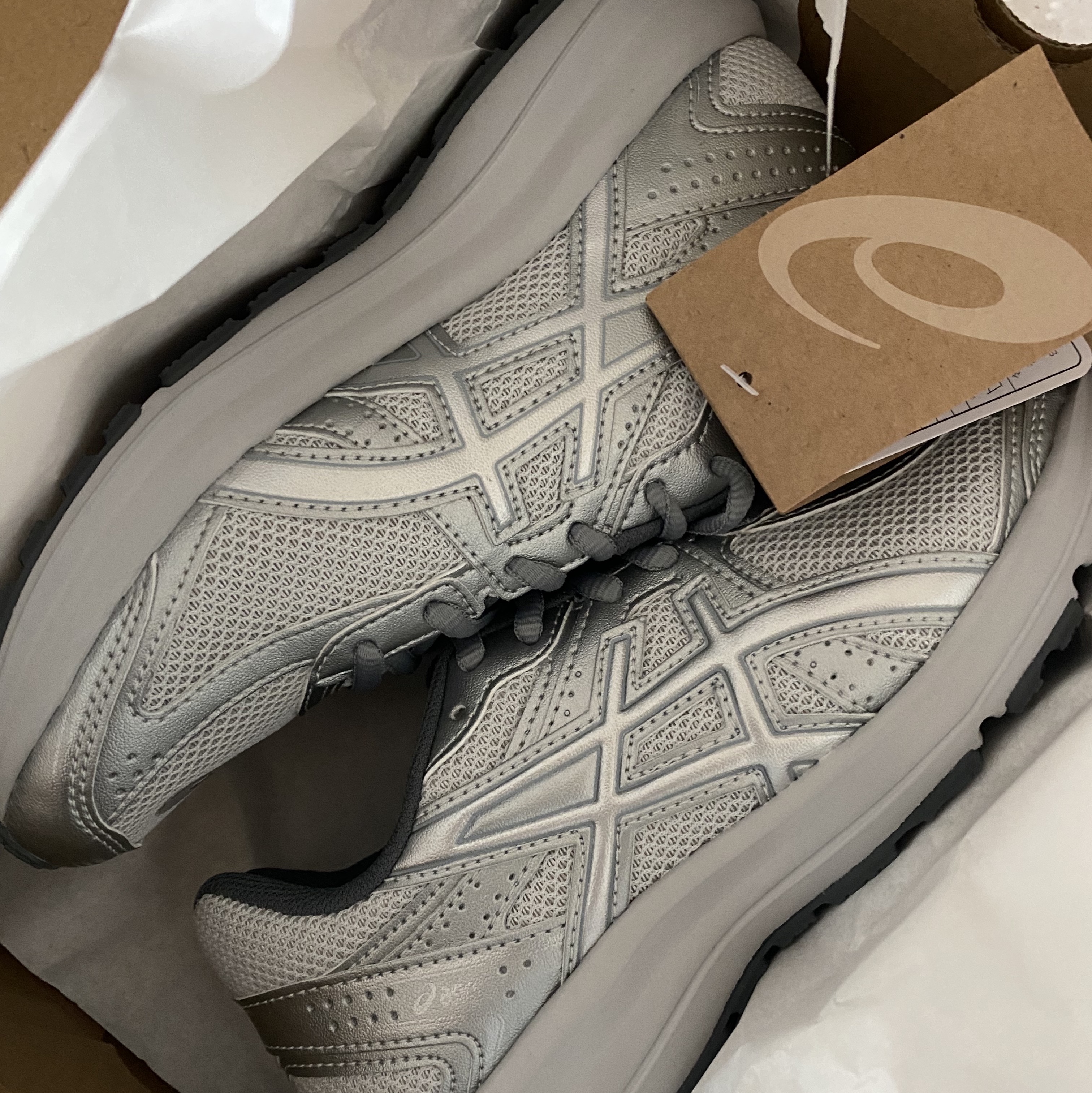 Asics Jog 100 S SMU Glacier Grey Pure Silver - 2E Wide 착용 스타일