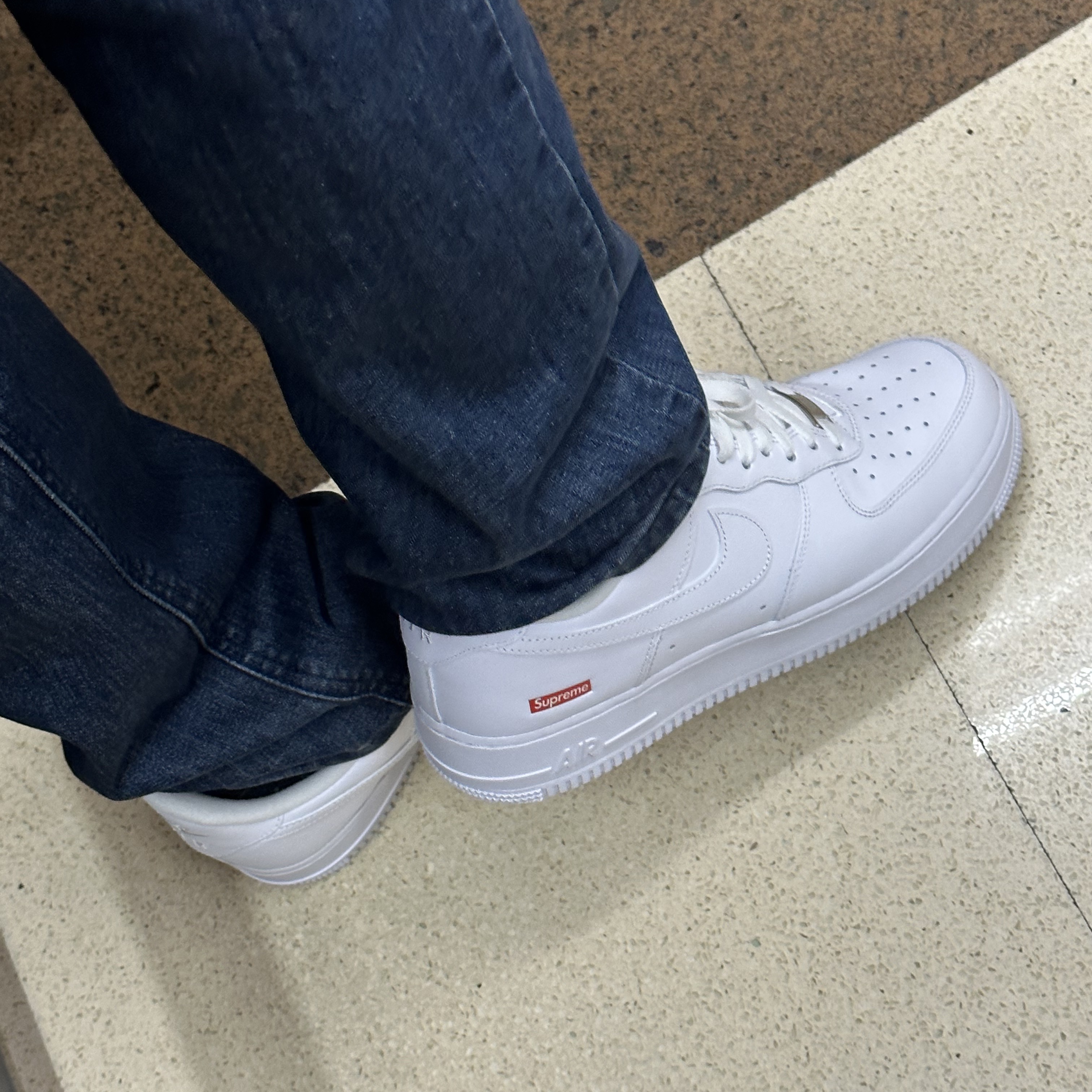 Nike x Supreme Air Force 1 Low White 착용 스타일 - 1