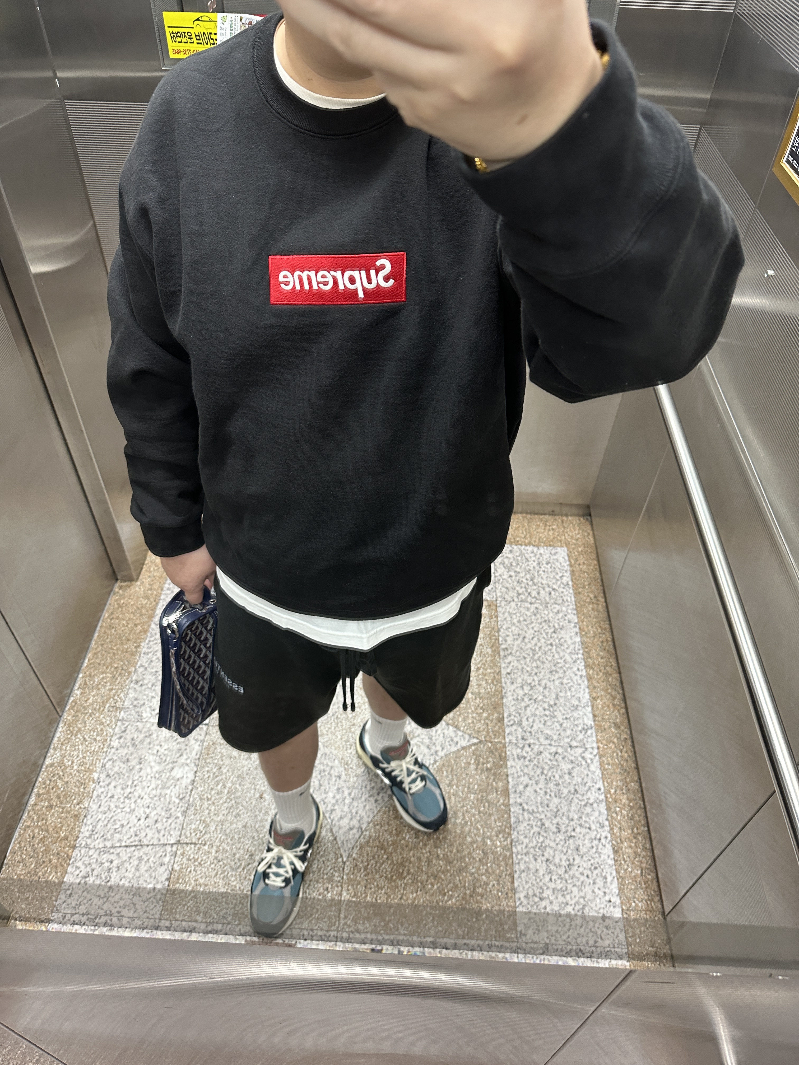 Supreme Box Logo Crewneck Black - 22FW, New Balance 990v3 Made in USA Navy Spring Tide 착용 스타일