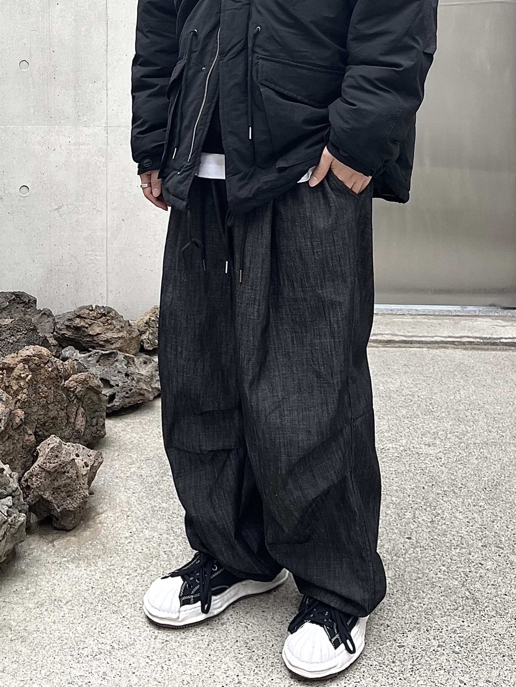 Maison Mihara Yasuhiro Blakey OG Sole Canvas Low-top Sneakers Black White 착용 스타일 - 3