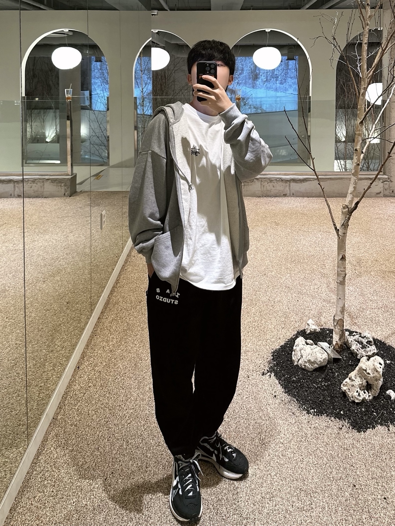 Stussy Basic Stussy T-Shirt White 2023, IAB Studio Zip-Up Hoodie Gray - 22FW 착용 스타일