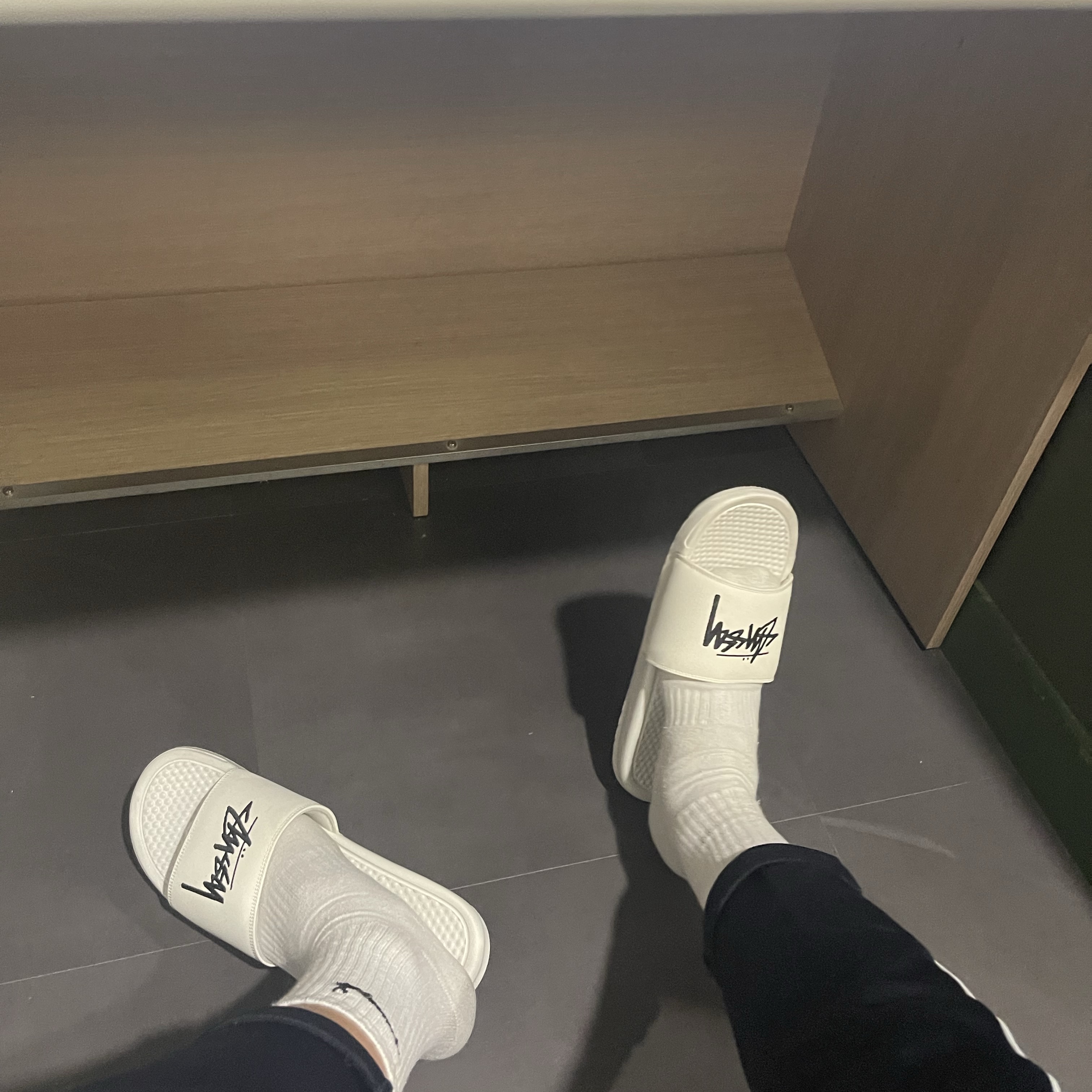 Nike x Stussy Benassi Slide Sail, Nike Everyday Lightweight Training Crew Socks White (3 Pack/Korean Ver.) 착용 스타일