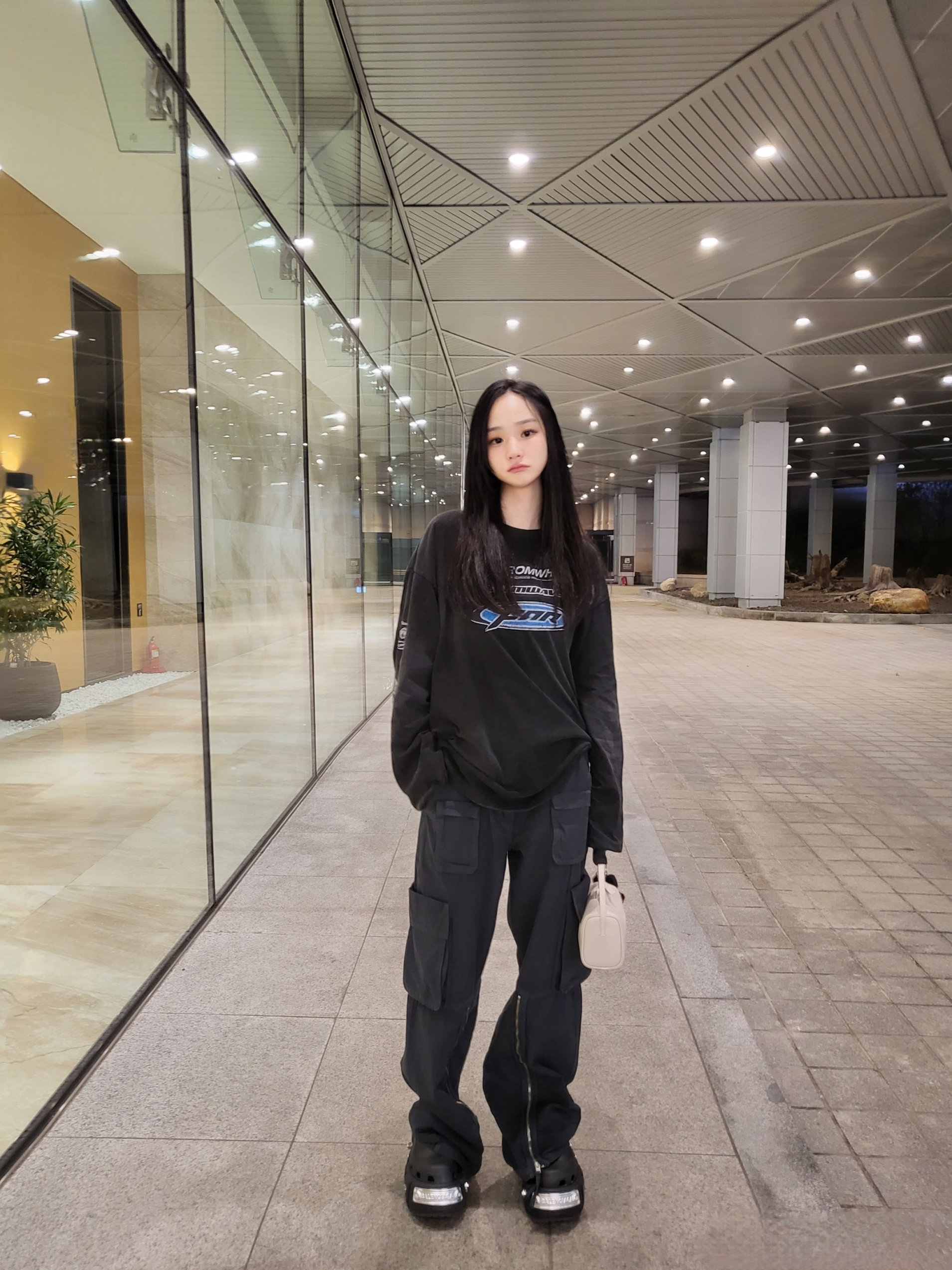 Farfromwhat Far Washed Logo Long Sleeve T-Shirt Black, Balenciaga x Crocs Hardcrocs Slide Black 착용 스타일 - 1