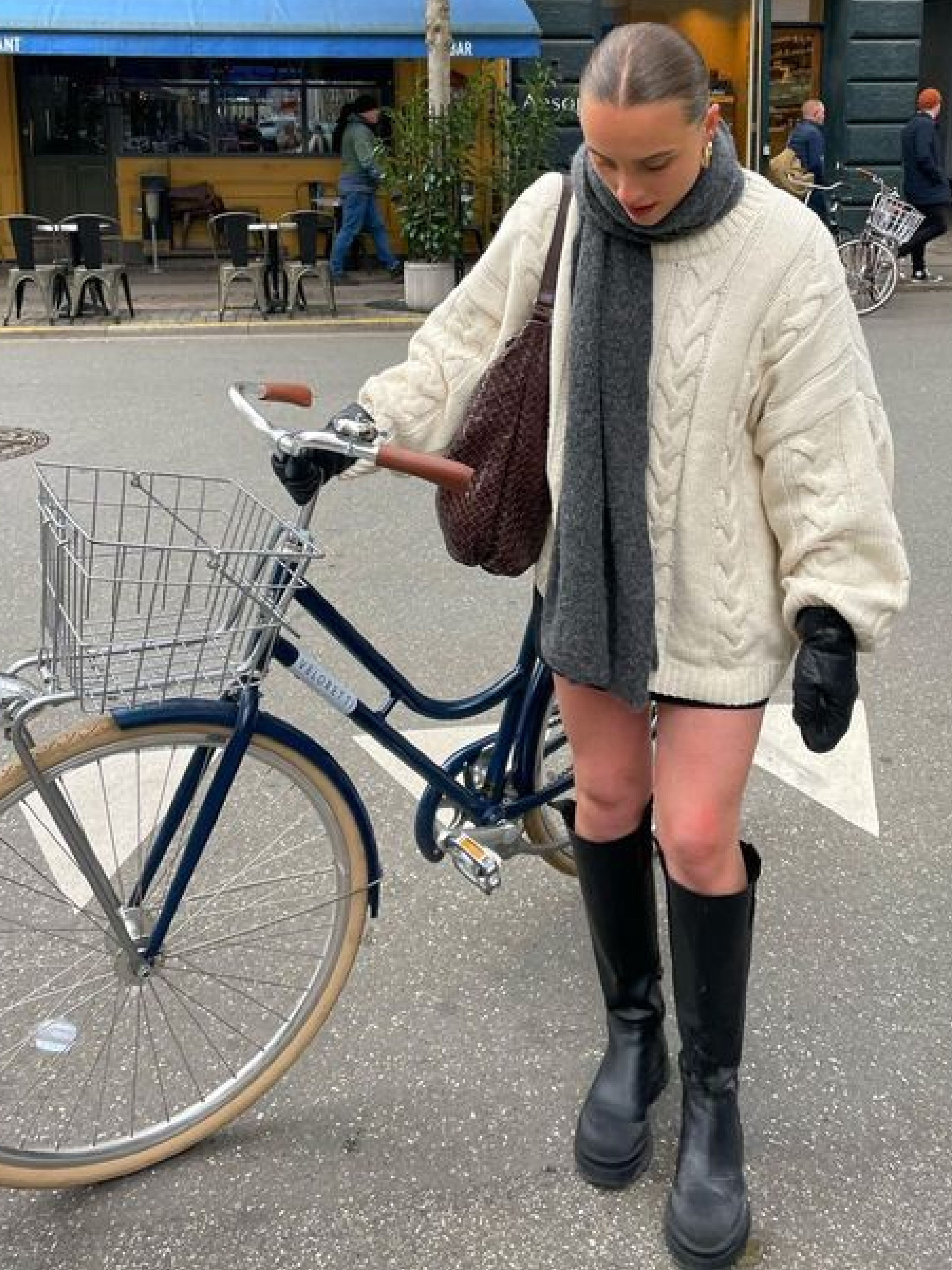 Burberry Mini Classic Vintage Check Cashmere Muffler Archive Beige, Toteme Alpaca Knit Muffler Drak Grey Melange 착용 스타일 - 2