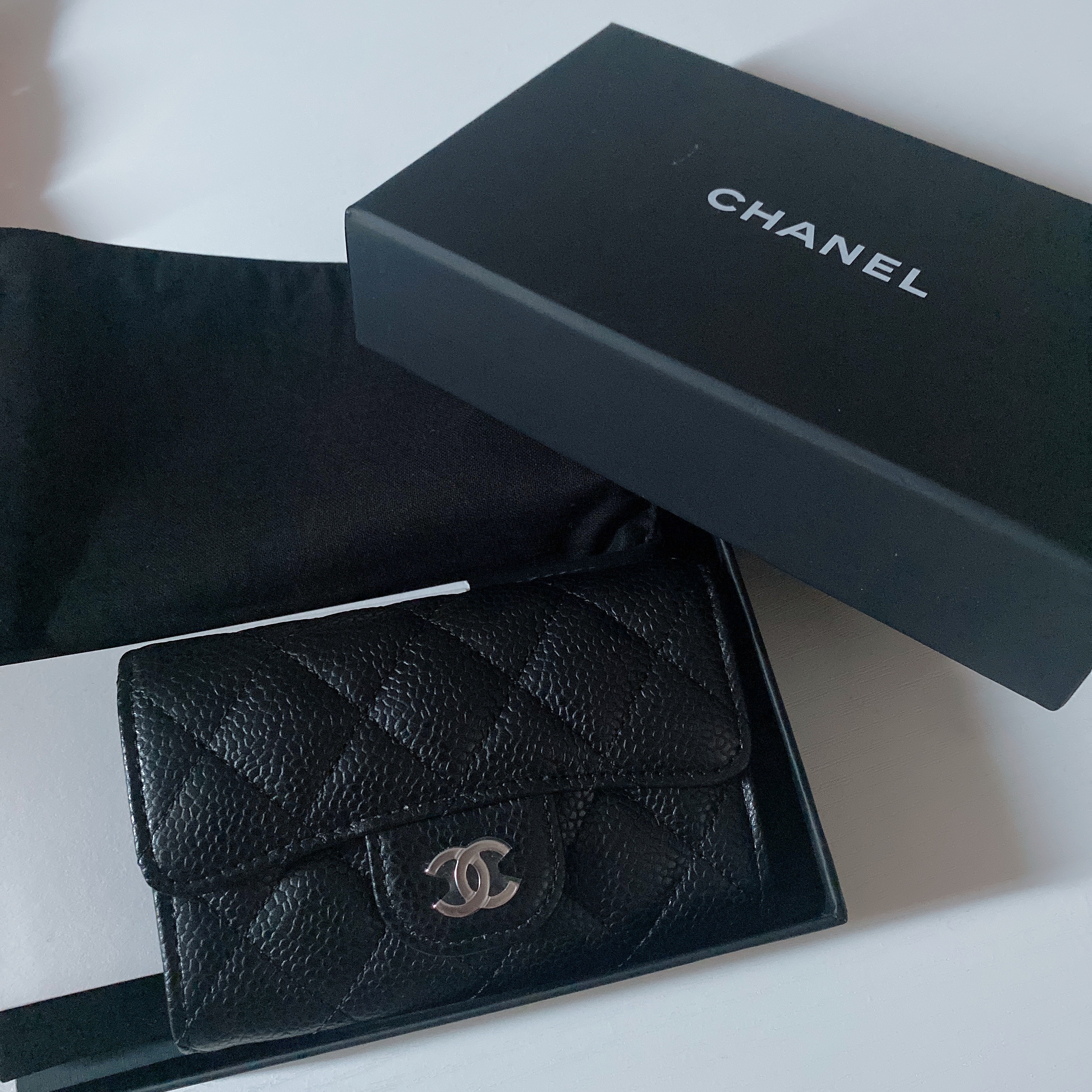 Chanel Classic Card Holder Grained Calfskin & Silver Black 착용 스타일 - 2