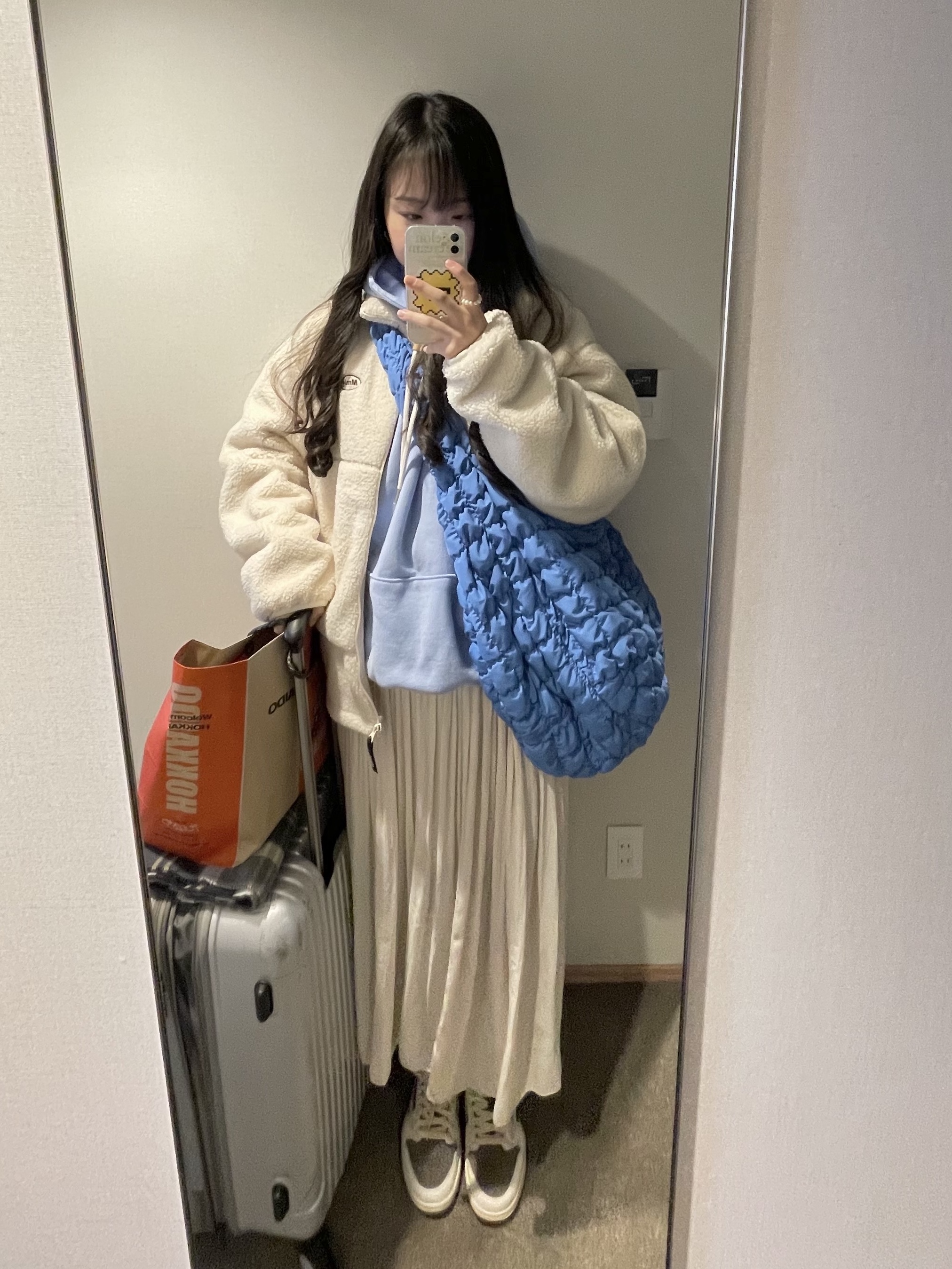 Jordan 1 x Travis Scott Retro Low Golf NRG Neutral Olive, COS Quilted Oversized Shoulder Bag Blue 착용 스타일