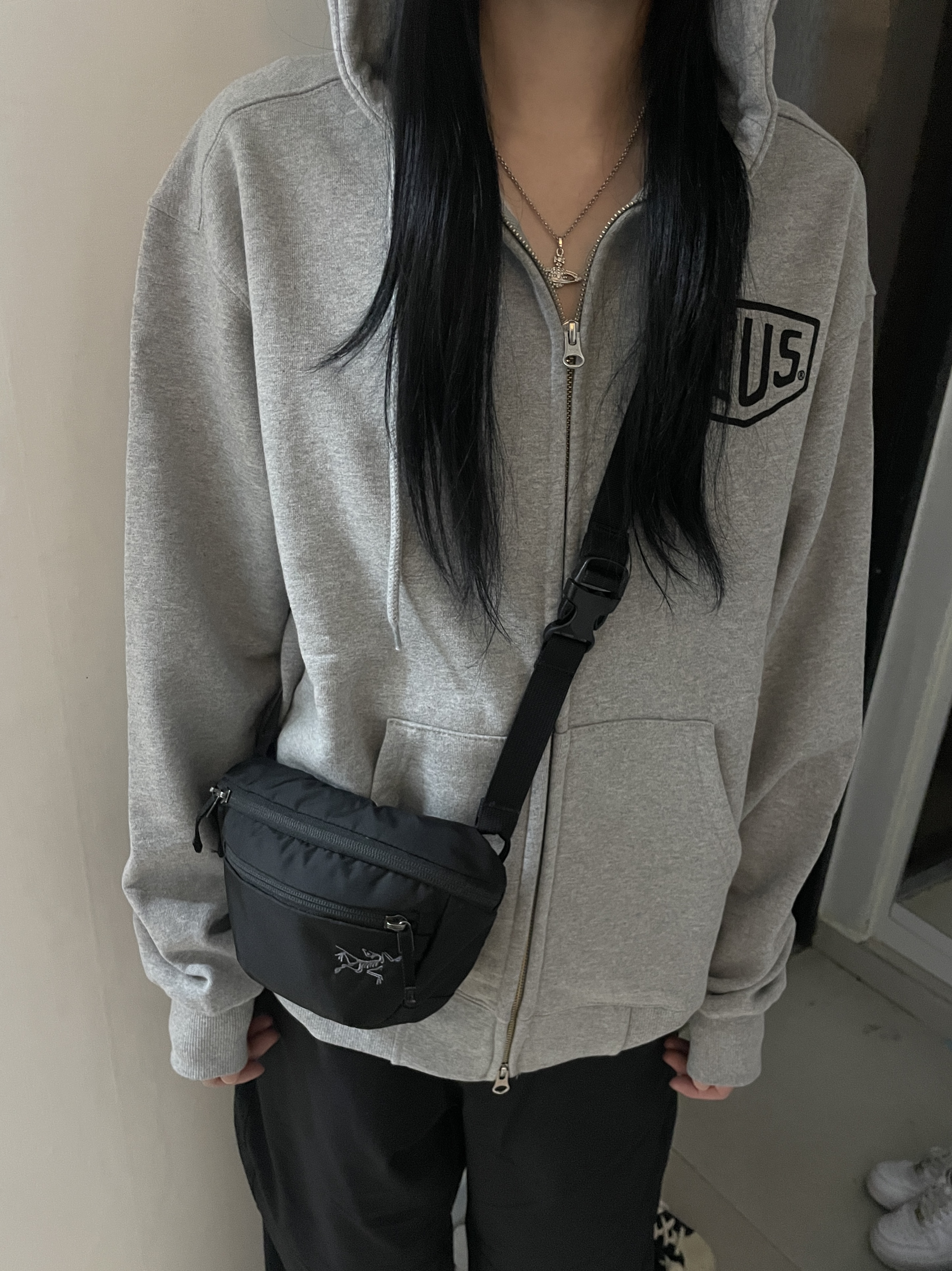 Deus Ex Machina Seoul College Hooded Jacket Grey Heather, Arc'teryx Mantis 1 Waistpack Black 착용 스타일 - 2