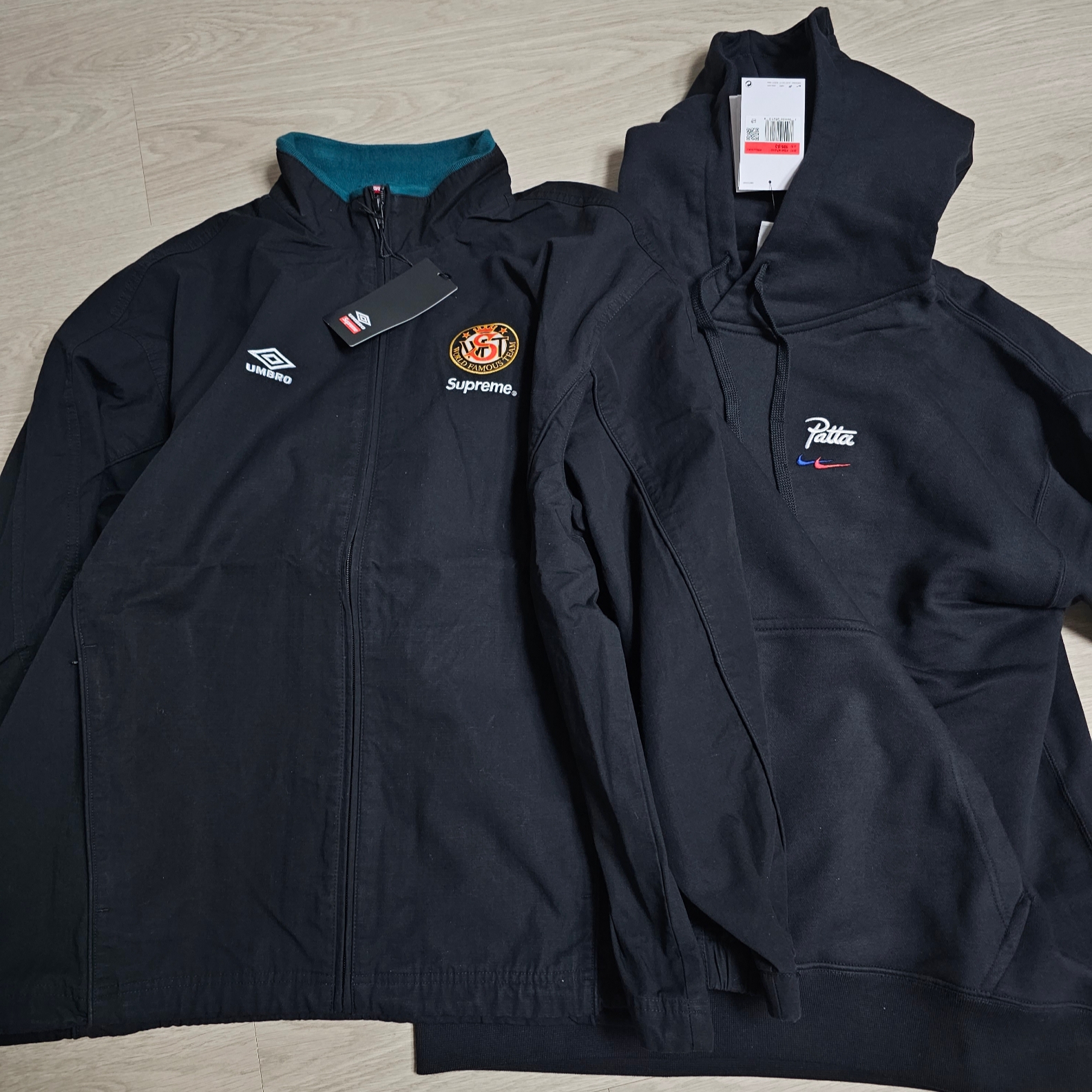Nike x Patta x FC Barcelona Solo Swoosh Hoodie Culers del Món (FD4147-010), Supreme x Umbro Cotton Ripstop Track Jacket Black - 23FW 착용 스타일 - 3