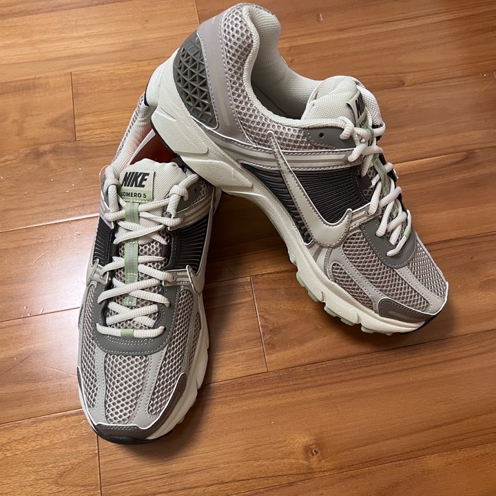 (W) Nike Zoom Vomero 5 Cobblestone and Flat Pewter 착용 스타일