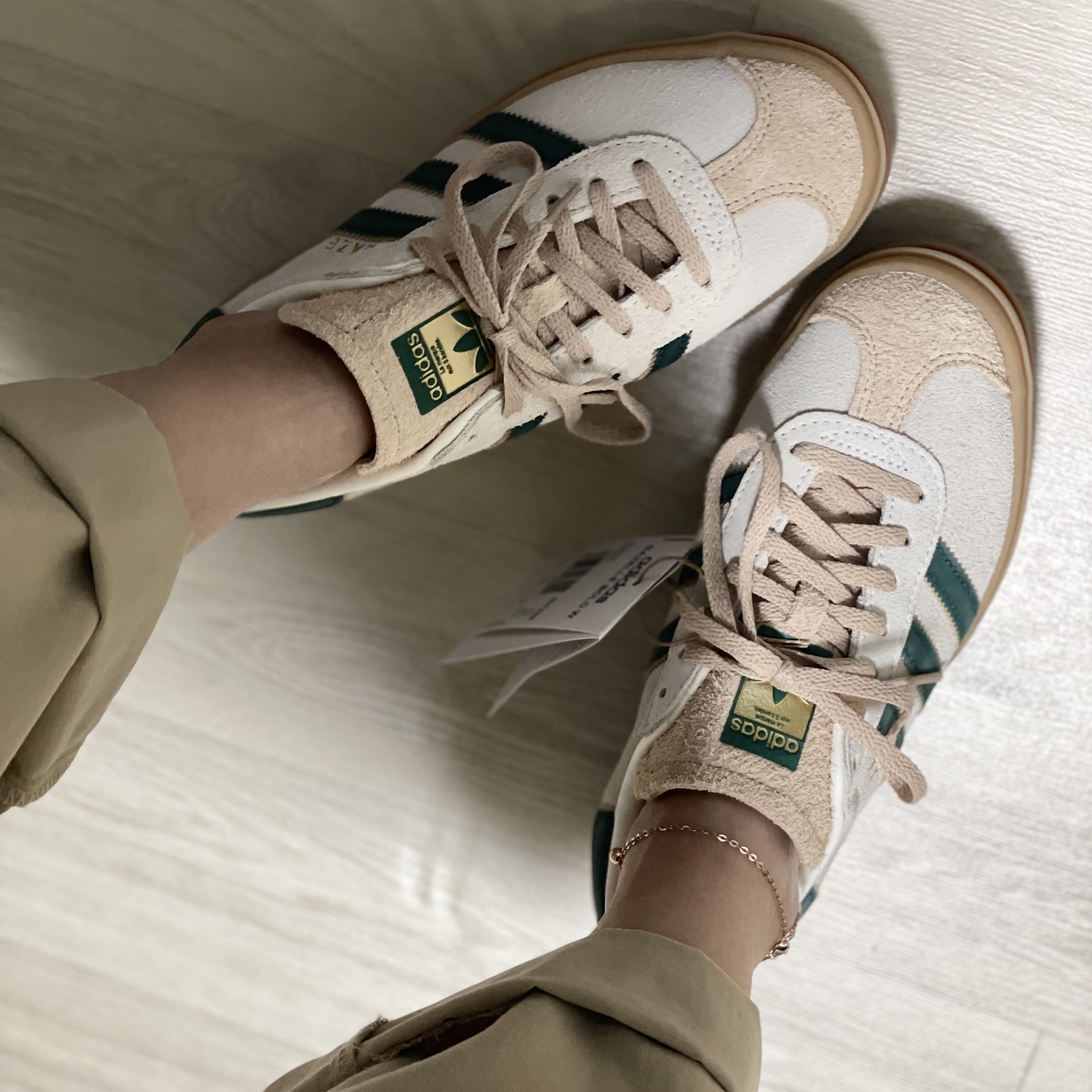 (W) Adidas Gazelle Bold Cream White Collegiate Green 착용 스타일 - 2