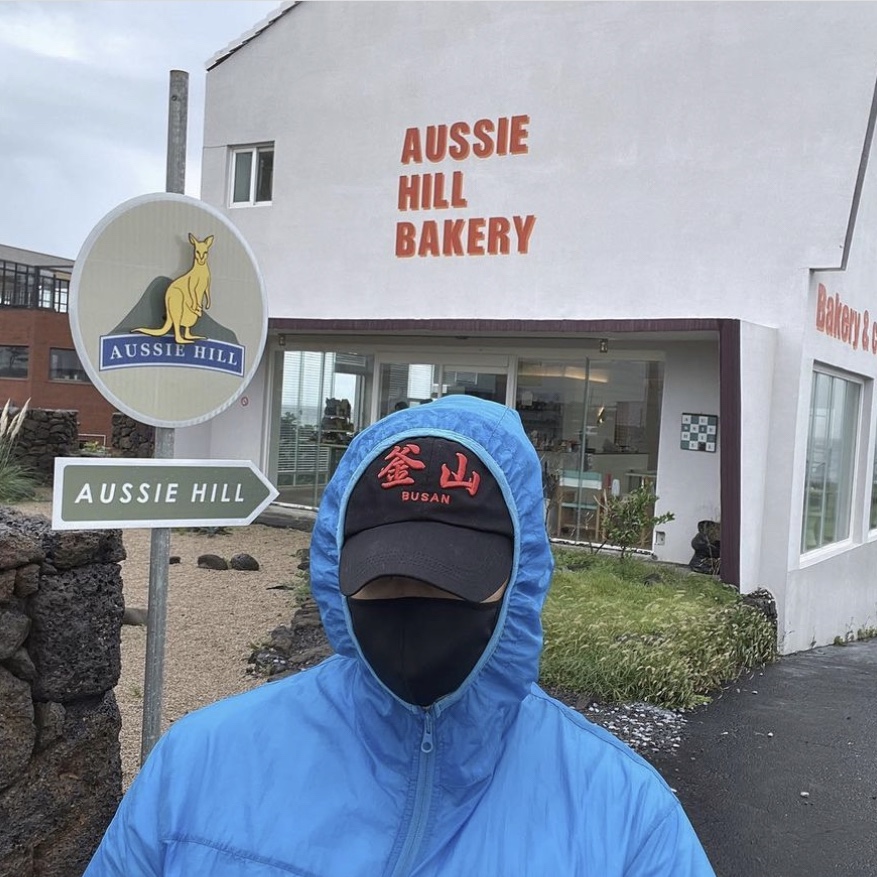 Darkr8m Studio Busan Red Logo Cap 착용 스타일