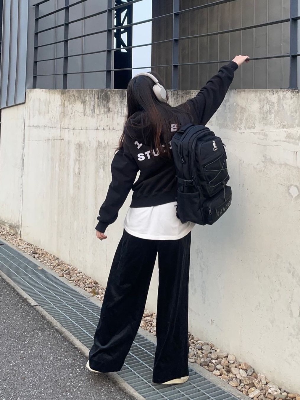 IAB Studio Pigment Crewneck Black, IAB Studio Hoodie Raspberry μ°©μ© μ€νμΌ - 6