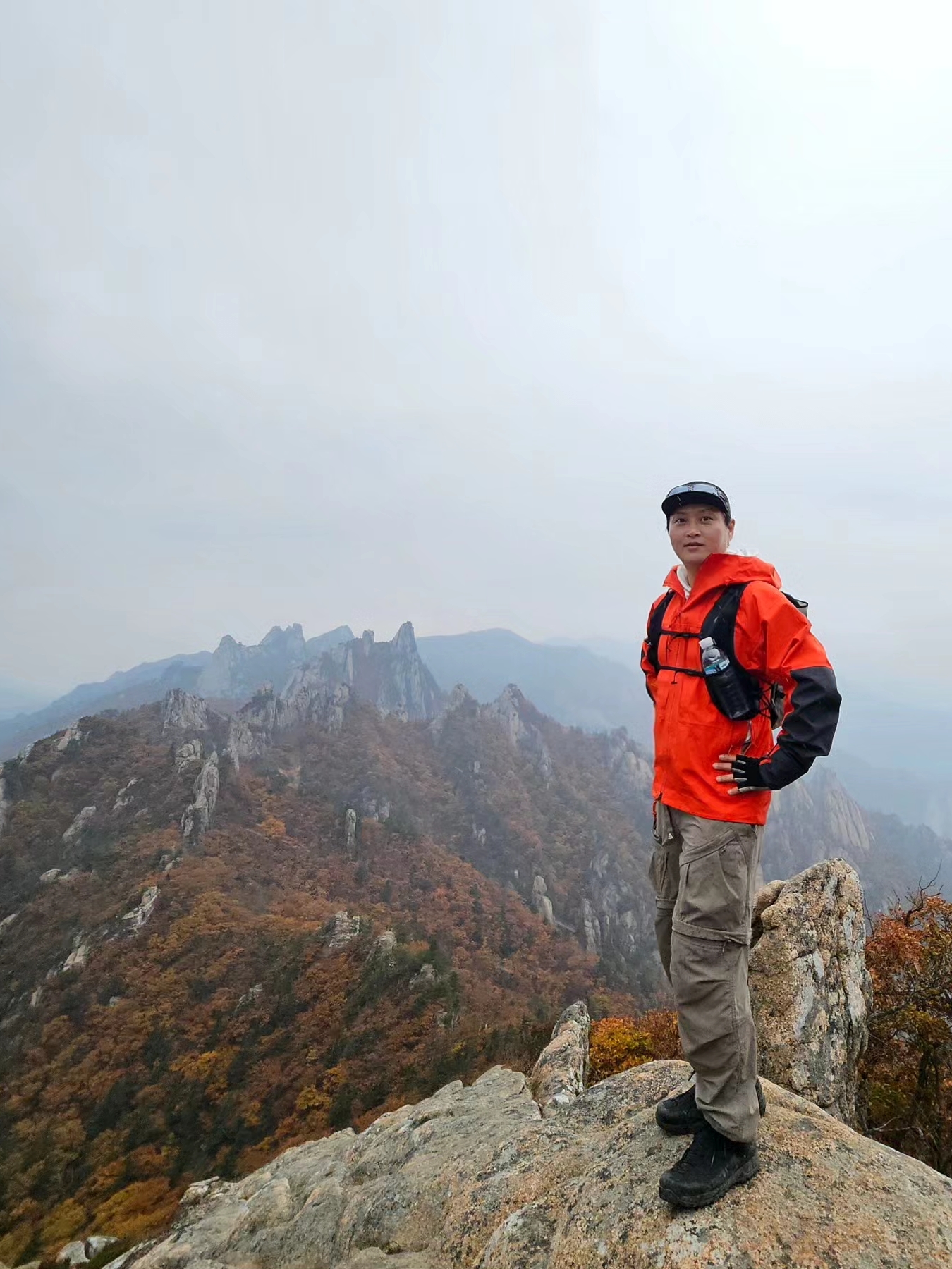 Nike ACG Gore-Tex Misery Ridge Jacket Team Orange - Asia, Nike ACG Smith Summit Cargo Pants Olive Grey - Asia 착용 스타일