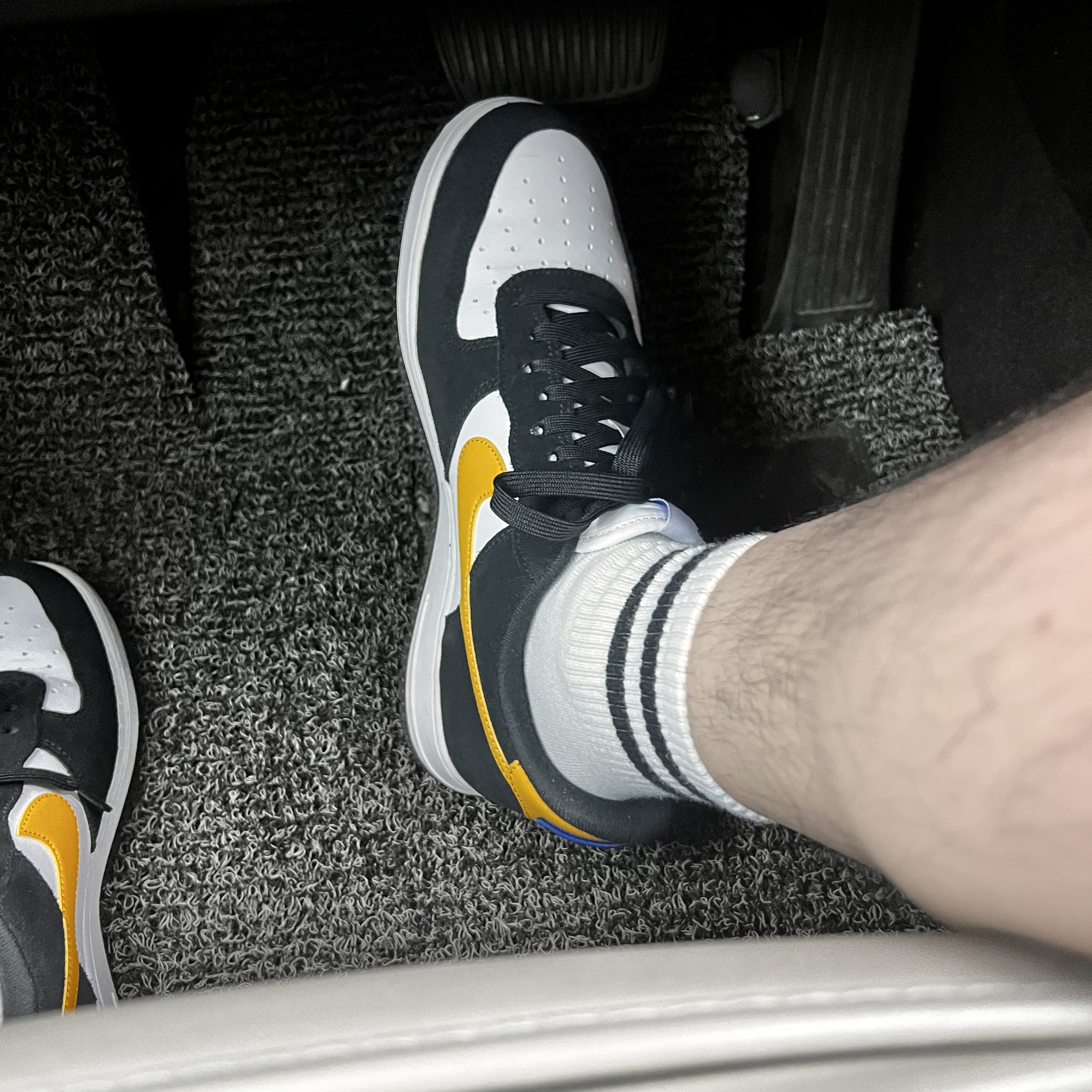 Nike Air Force 1 '07 LV8 Athletic Club Black Dark Sulfur 착용 스타일