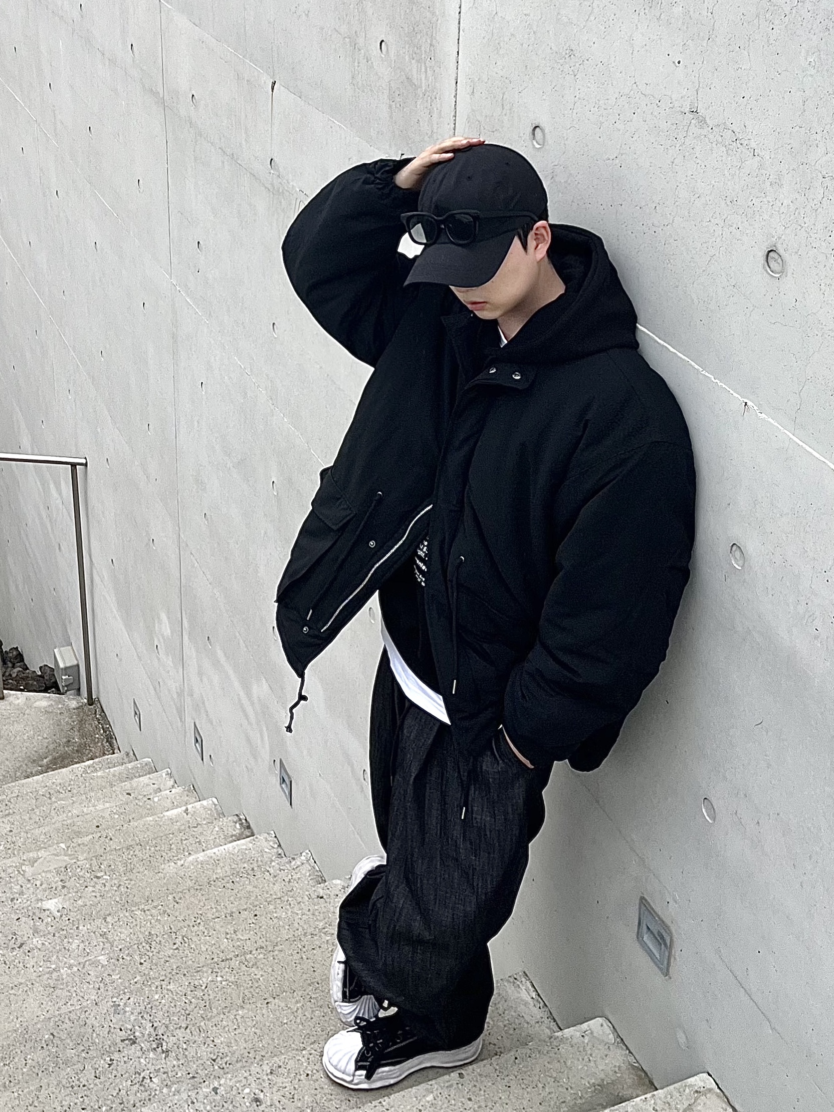 Maison Mihara Yasuhiro Blakey OG Sole Canvas Low-top Sneakers Black White 착용 스타일 - 1