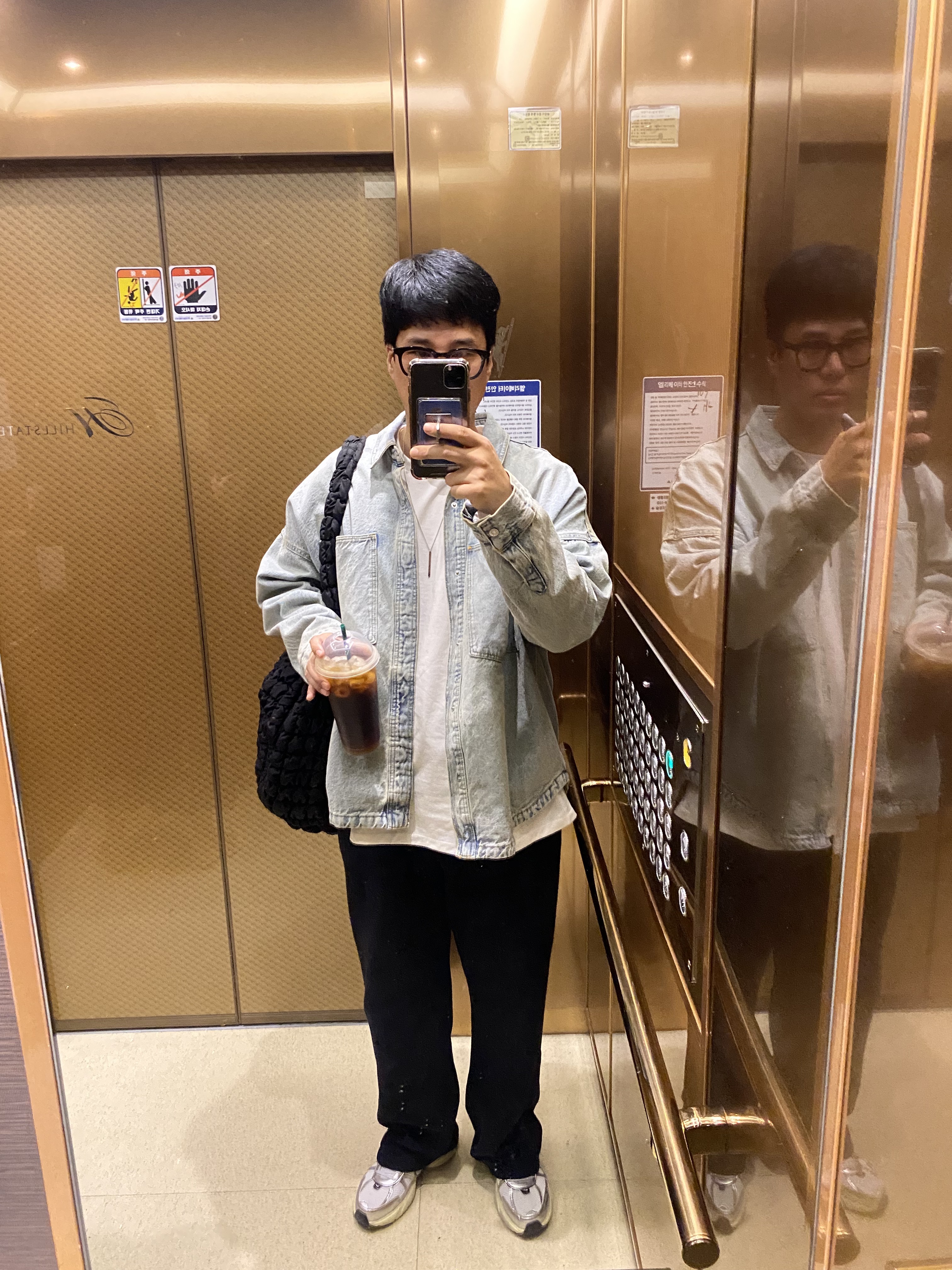 COS Quilted Oversized Shoulder Bag Black, Nike V2K Run Summit White Metallic Silver 착용 스타일