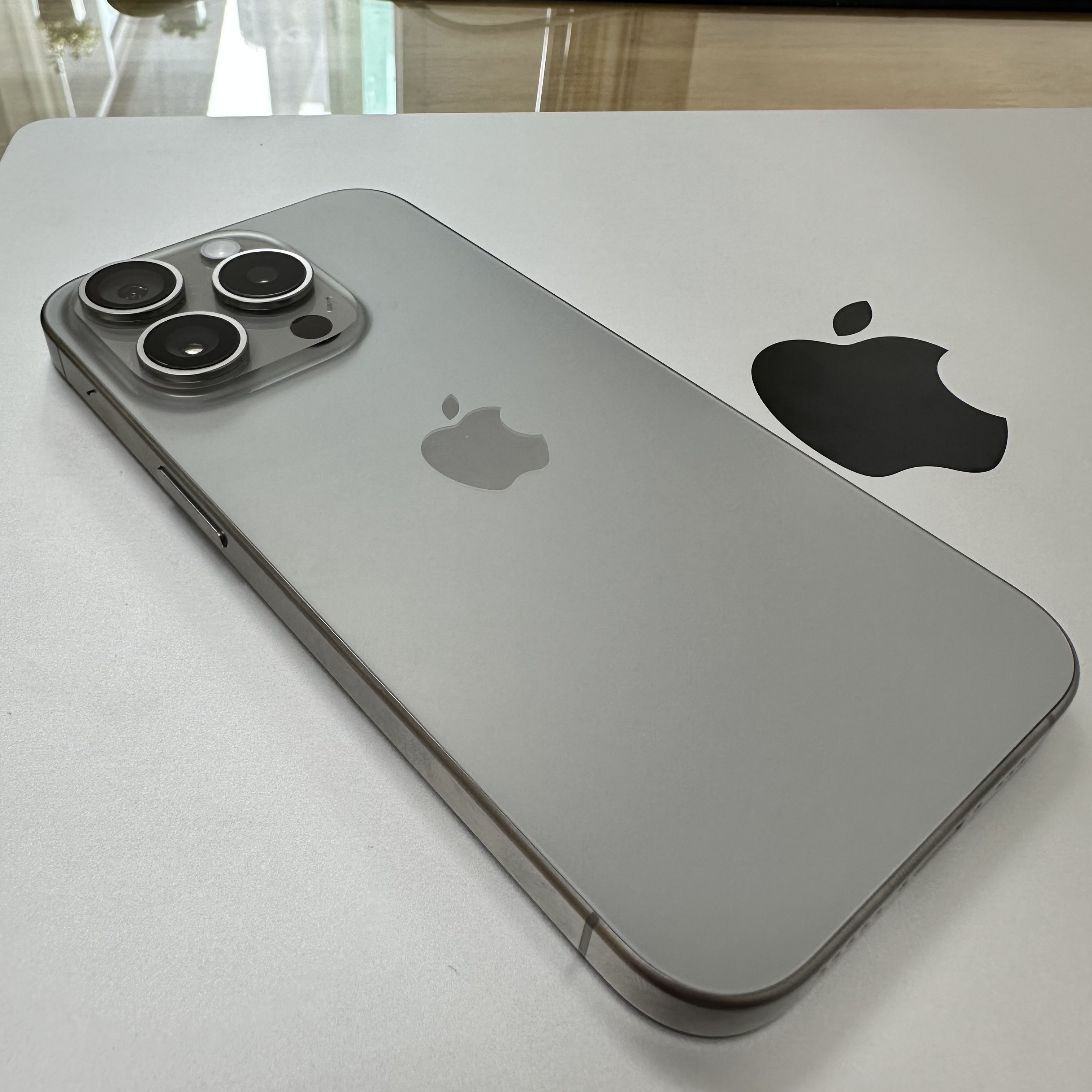 Apple iPhone 15 Pro 256GB Natural Titanium (Korean Ver.), Apple 2023 MacBook Pro 14 M2 Pro 10-Core 512GB SSD / 16GB RAM Silver (Korean Ver.) 착용 스타일 - 1