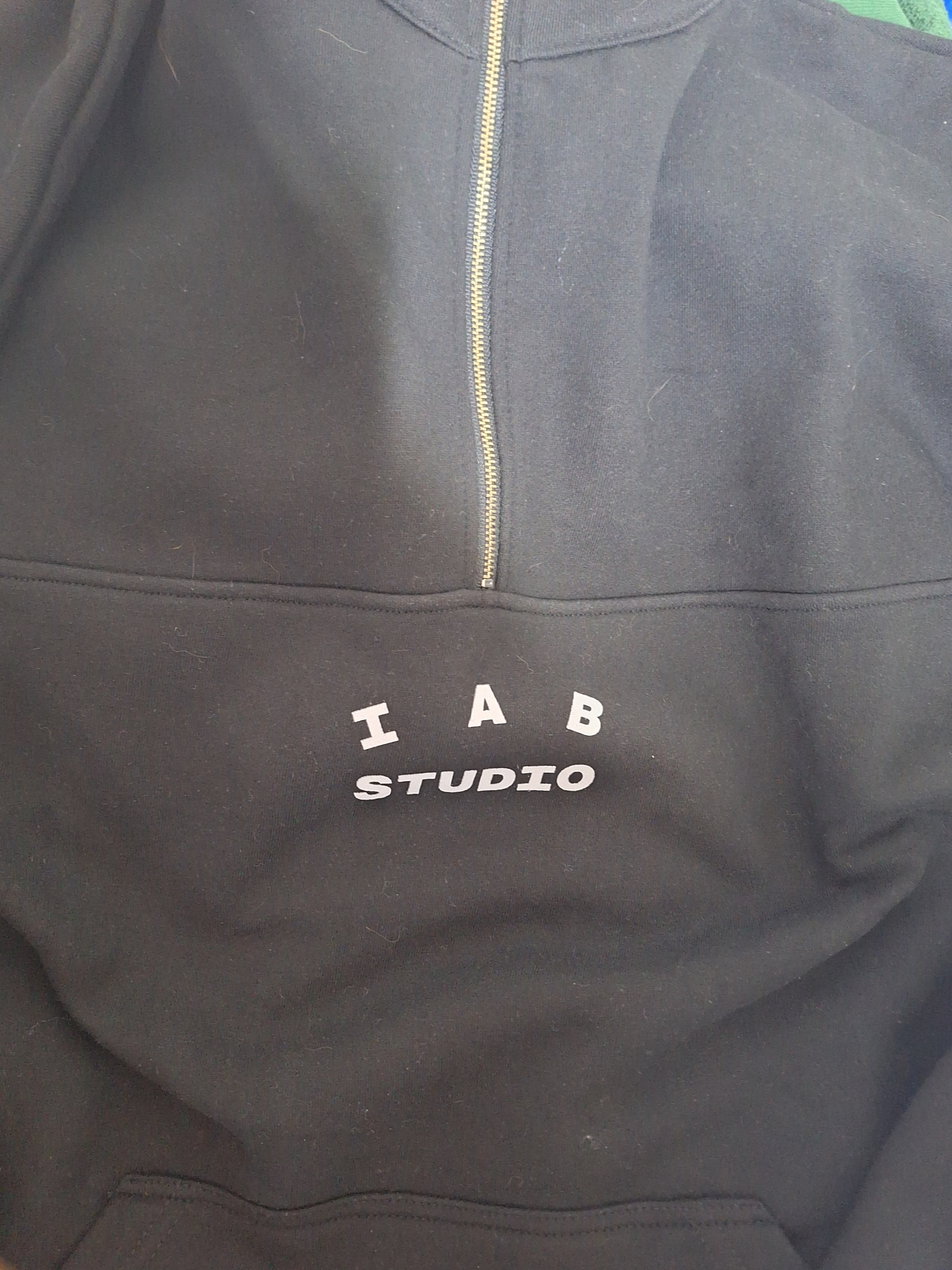 IAB Studio Half Zip-Up Black White 착용 스타일