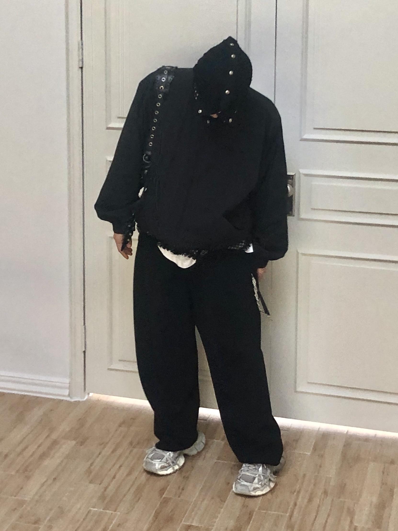 Thug Club Mithril Hoodie Sleeve Black, Balenciaga 3XL Sneakers Light Beige 착용 스타일 - 1