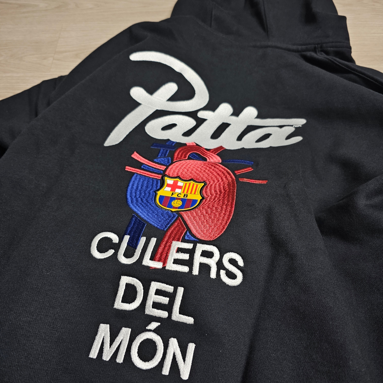 Nike x Patta x FC Barcelona Solo Swoosh Hoodie Culers del Món (FD4147-010), Supreme x Umbro Cotton Ripstop Track Jacket Black - 23FW 착용 스타일 - 1