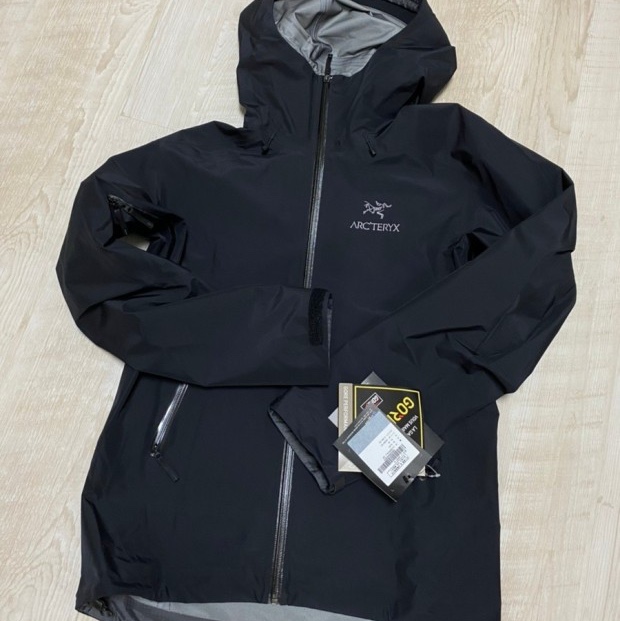Arc'teryx Beta LT Jacket Black 착용 스타일