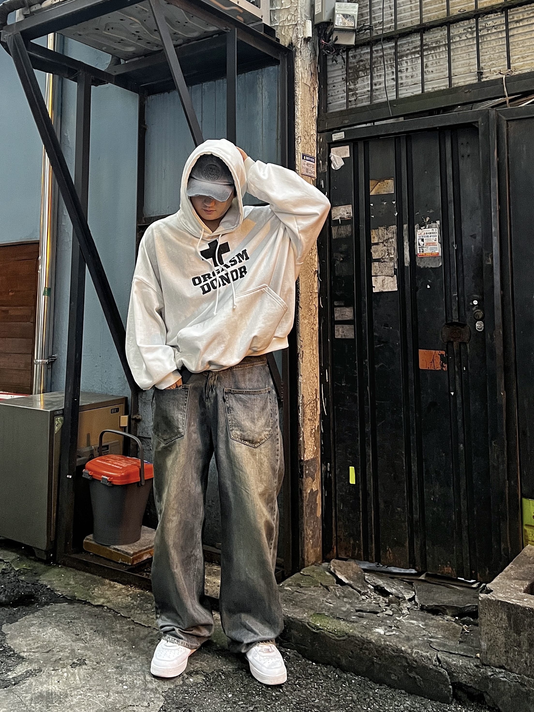 Project G/R Coated Backward Denim Pants Blue, Project G/R Orgasm Donor Hoodie Dirty White 착용 스타일 - 1