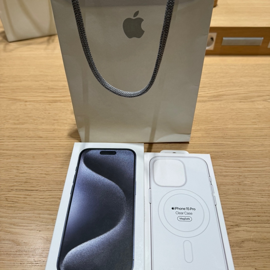 Apple iPhone 15 Pro 256GB Blue Titanium (Korean Ver.) 착용 스타일 - 1