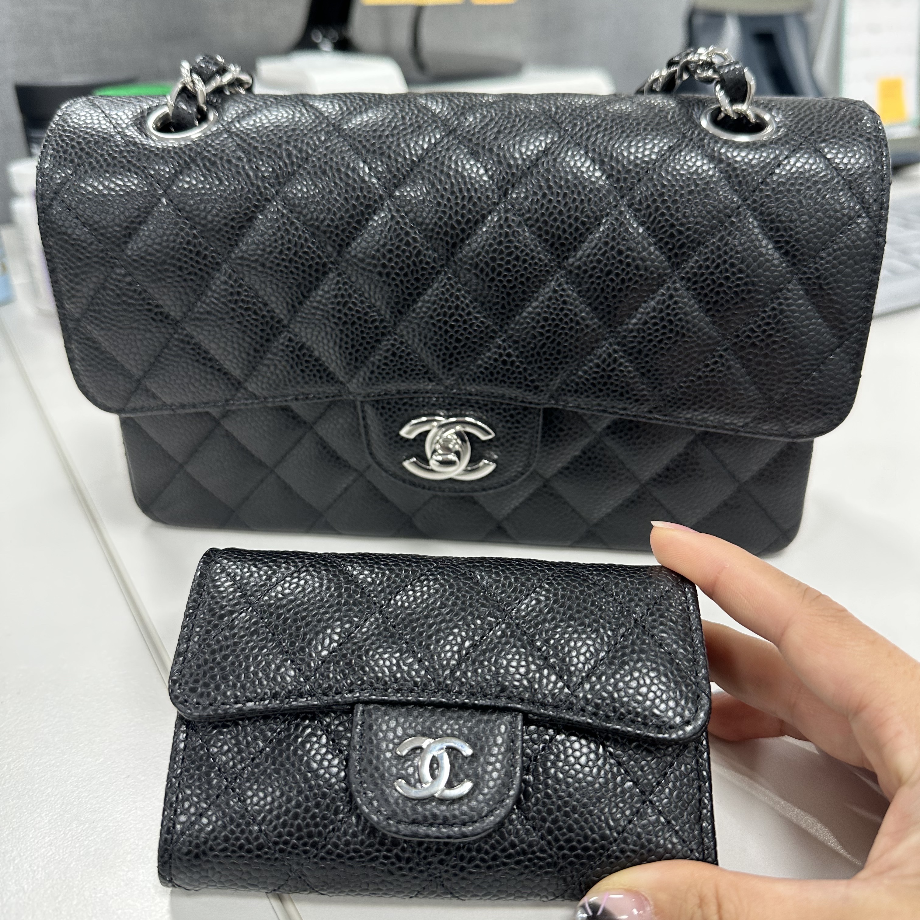 Chanel Classic Card Holder Grained Calfskin & Silver Black 착용 스타일