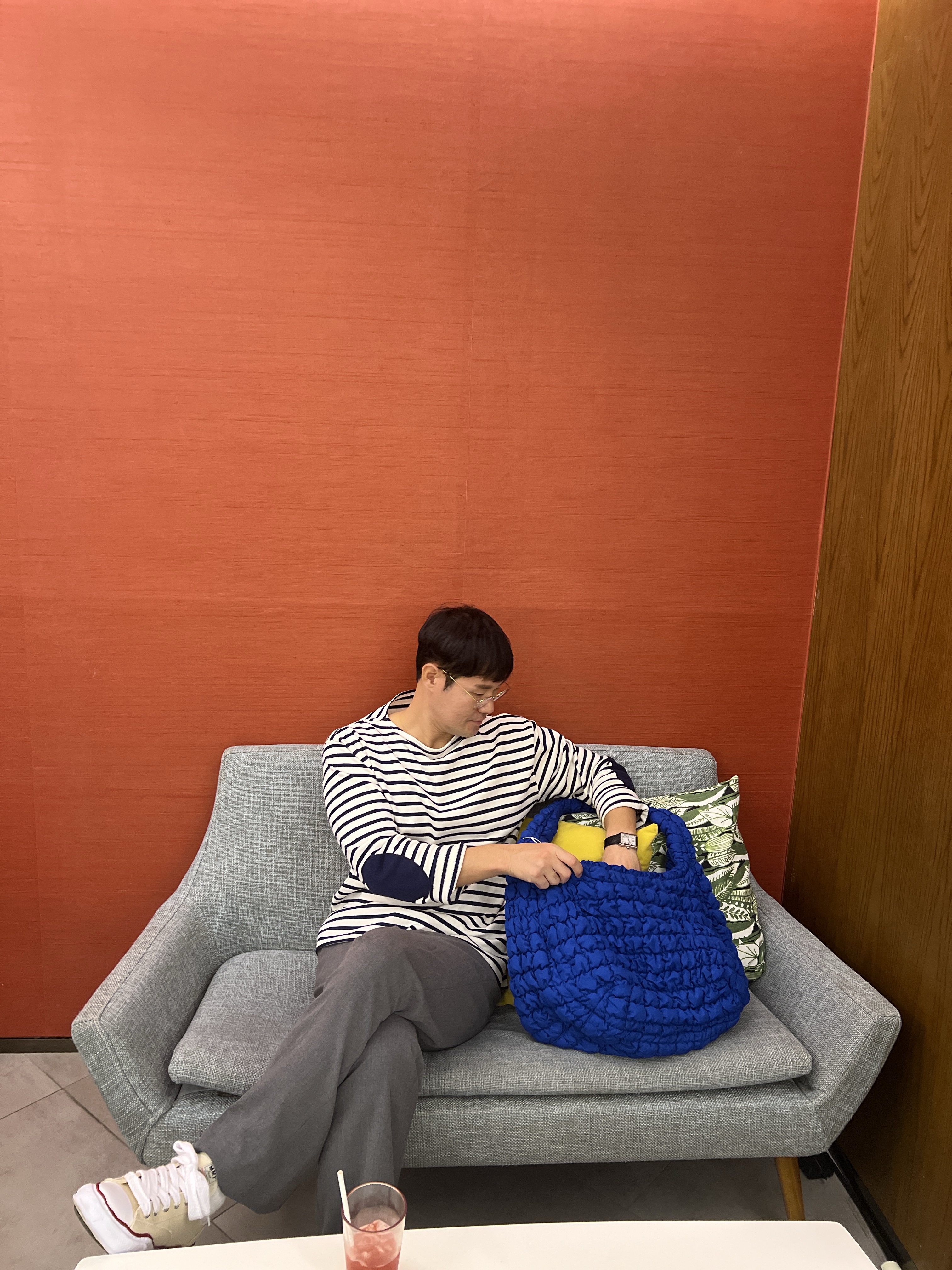 Maison Mihara Yasuhiro Peterson OG Sole Canvas Low-top Sneakers Natural, COS Quilted Oversized Shoulder Bag Blue 착용 스타일